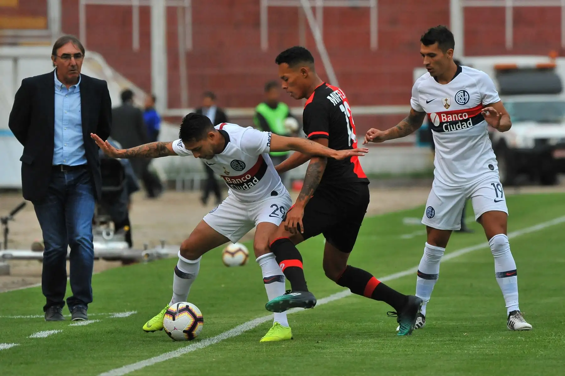 Fabricio Coloccini de San Lorenzo de Argentina compite por el balón con Melgar de Perú, mientras Ruben Botta de San Lorenzo mira, durante su partido de fútbol de la Copa Libertadores en el Estadio UNSA en la ciudad andina de Arequipa, Perú. Foto: AFP
