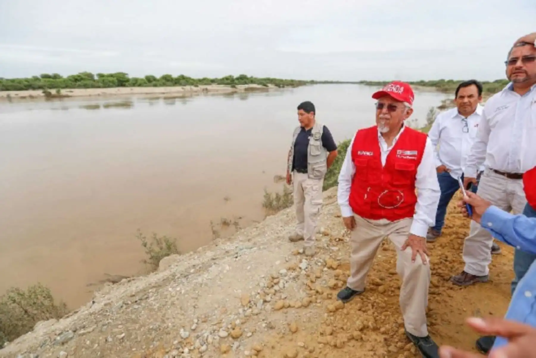 Los trabajos de prevención que ejecuta el Ministerio de Vivienda, Construcción y Saneamiento en el departamento de Piura ante la temporada de lluvias, fueron supervisados por el ministro del sector, Javier Piqué del Pozo.