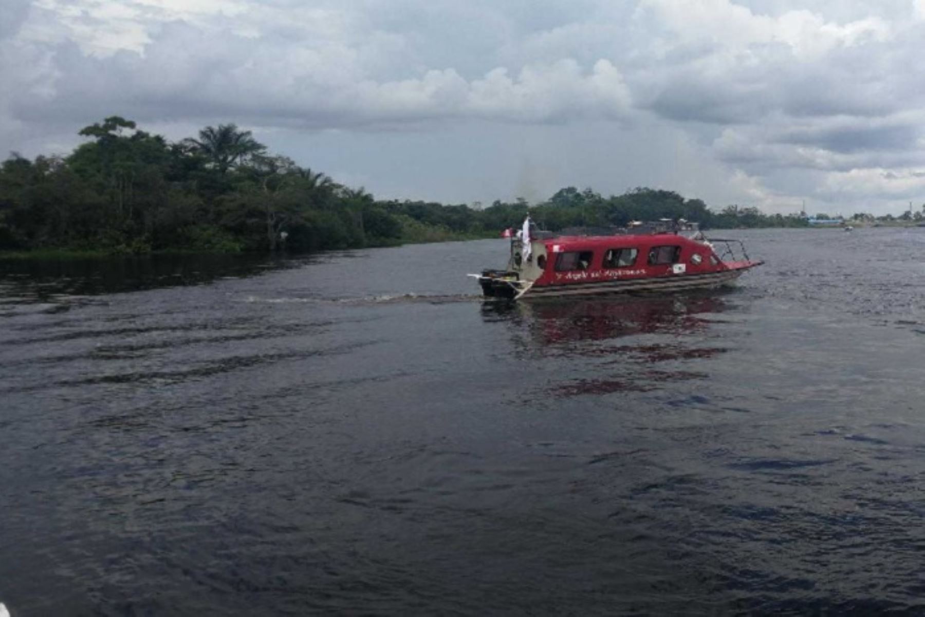 Esta mañana una embarcación inició su recorrido por diversos ríos de la Amazonia peruana para brindar servicios de prevención, diagnóstico y tratamiento del VIH, en beneficio de decenas de comunidades indígenas, como parte de las acciones que realiza el Ministerio de Salud (Minsa) y el Gobierno Regional de Loreto con el apoyo de la fundación Aids Healthcare Foundation (AHF Perú).