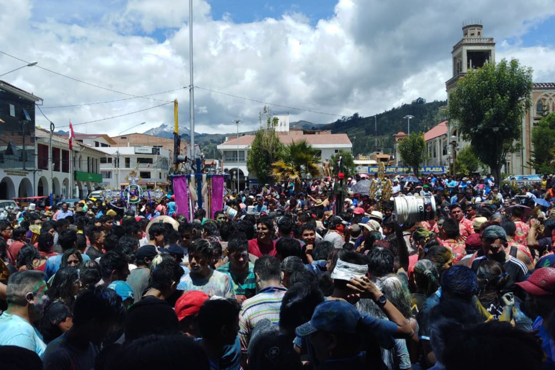 La plaza de Armas de Huaraz se convirtió en el escenario del "martes guerra" de los tradicionales carnavales.