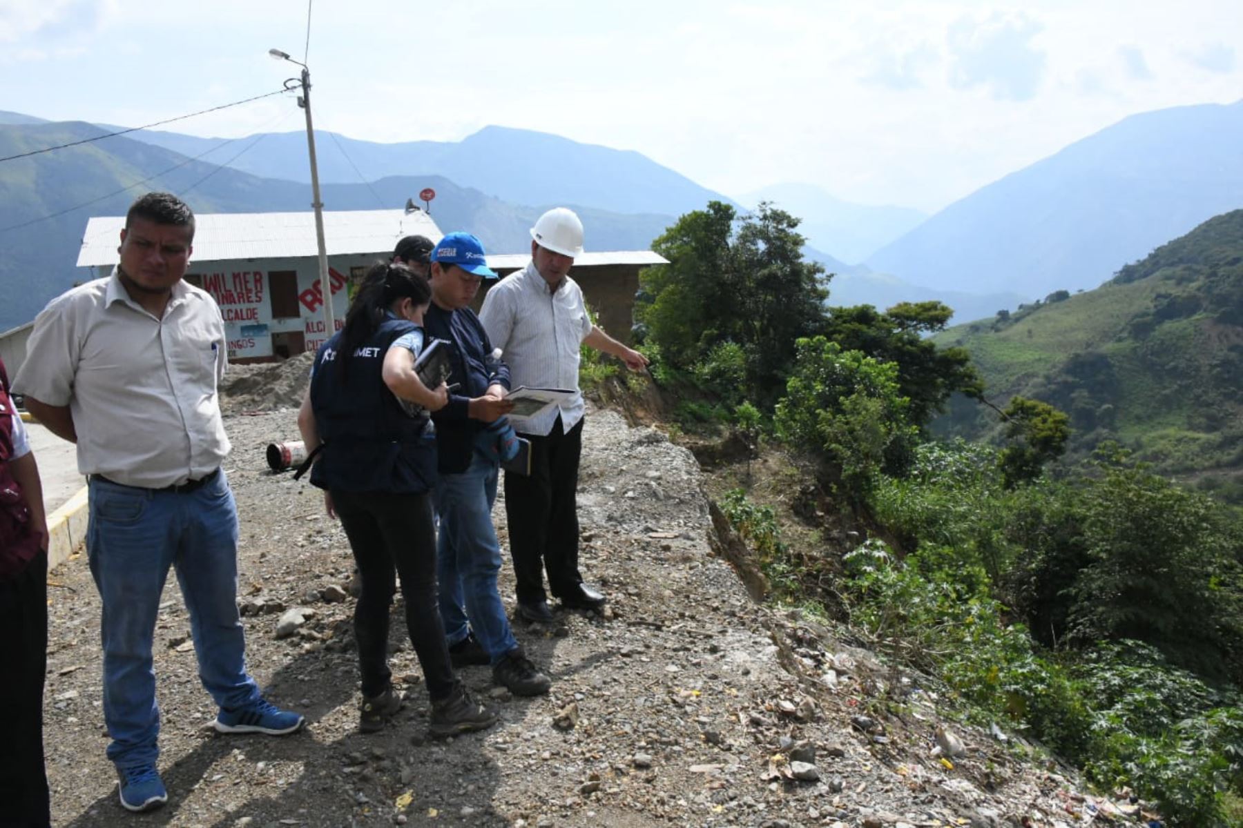 Brigada de especialistas del Ingemmet evaluÃ³ los peligros geolÃ³gicos en el caserÃ­o de La Esperanza, en el distrito cajamarquino de Pimpingos. Foto: Ingemmet