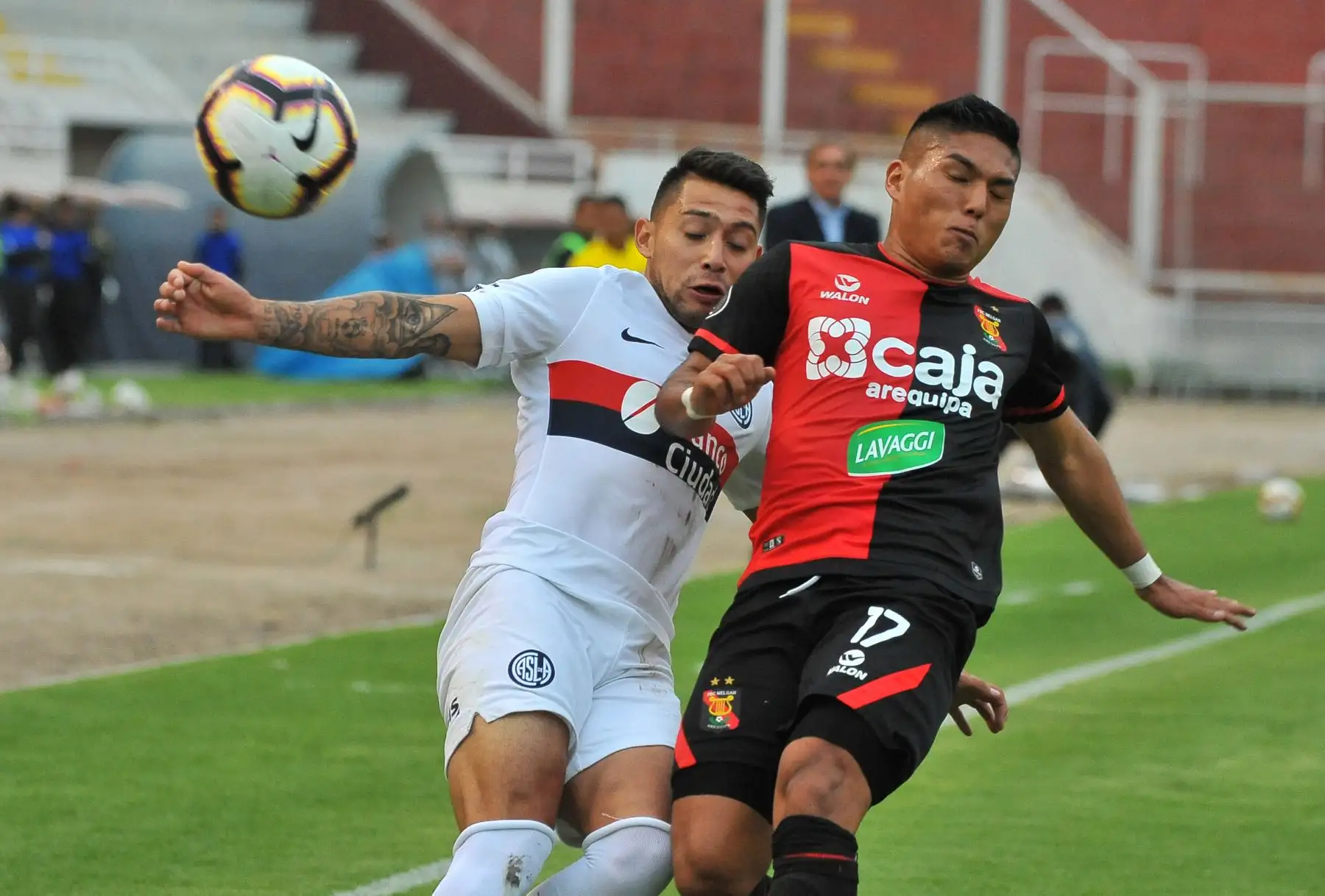 Rubén Botta (I), de San Lorenzo, de Argentina, compite por el balón con Hideyoshi Arakaki, de Melgar, de Perú, durante su partido de fútbol de la Copa Libertadores en el Estadio UNSA en la ciudad andina de Arequipa, Perú, el 5 de marzo de 2019. AFP