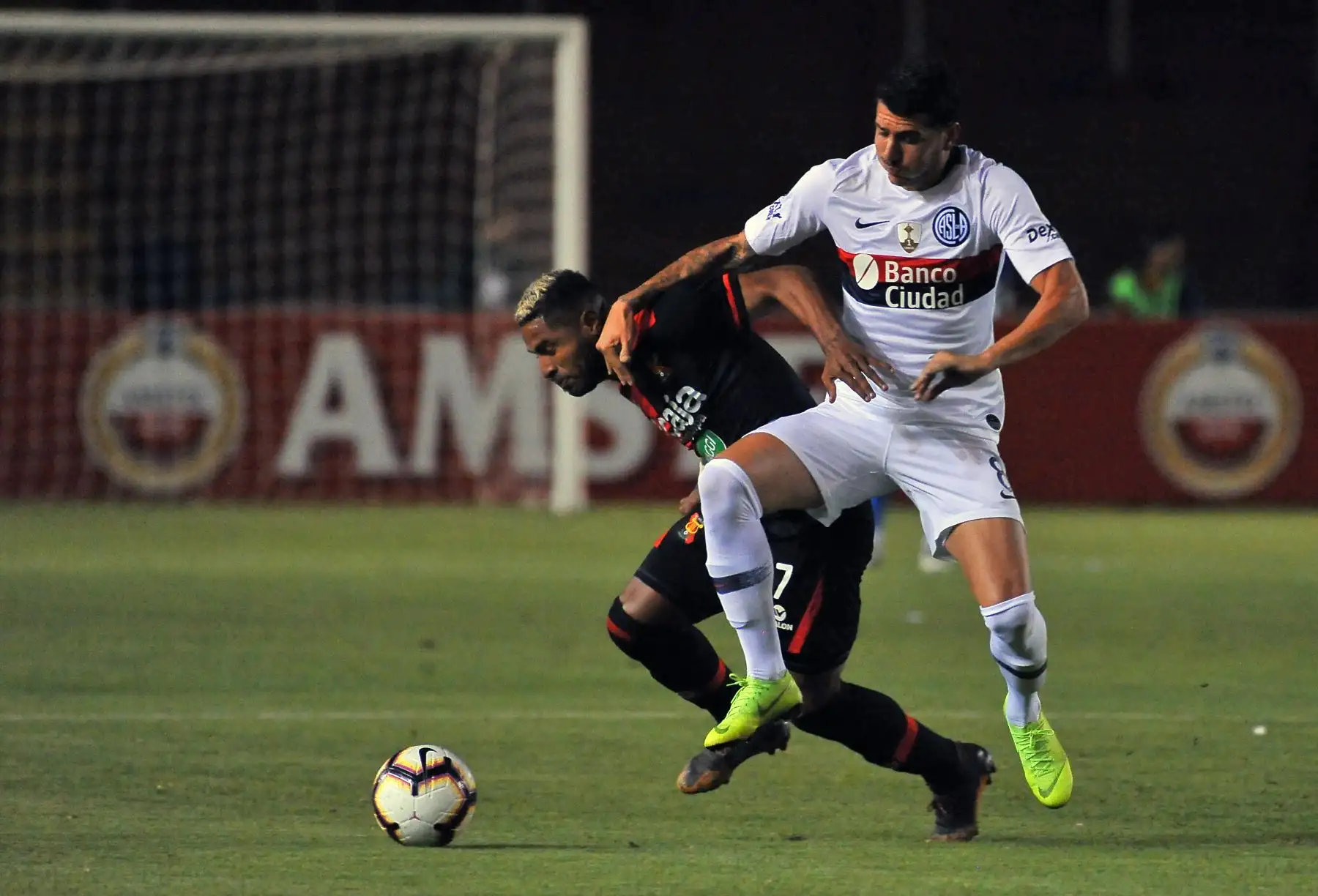 Gonzalo Castellani (R) de San Lorenzo de Argentina compite por el balón con Gino Guerrero de Melgar de Perú durante su partido de fútbol de la Copa Libertadores en el Estadio UNSA en la ciudad andina de Arequipa, Perú, el 5 de marzo de 2019. AFP