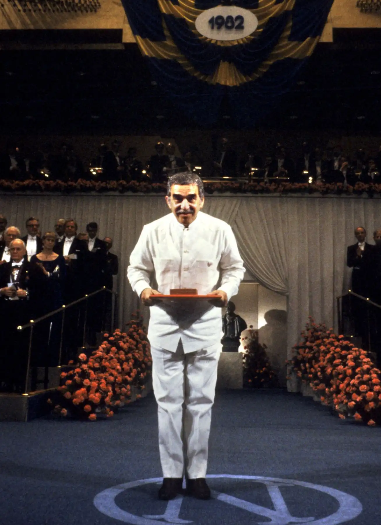El escritor colombiano Gabriel García Márquez recibe el Premio Nobel de Literatura el 10 de diciembre de 1982 en Estocolmo. Foto: AFP