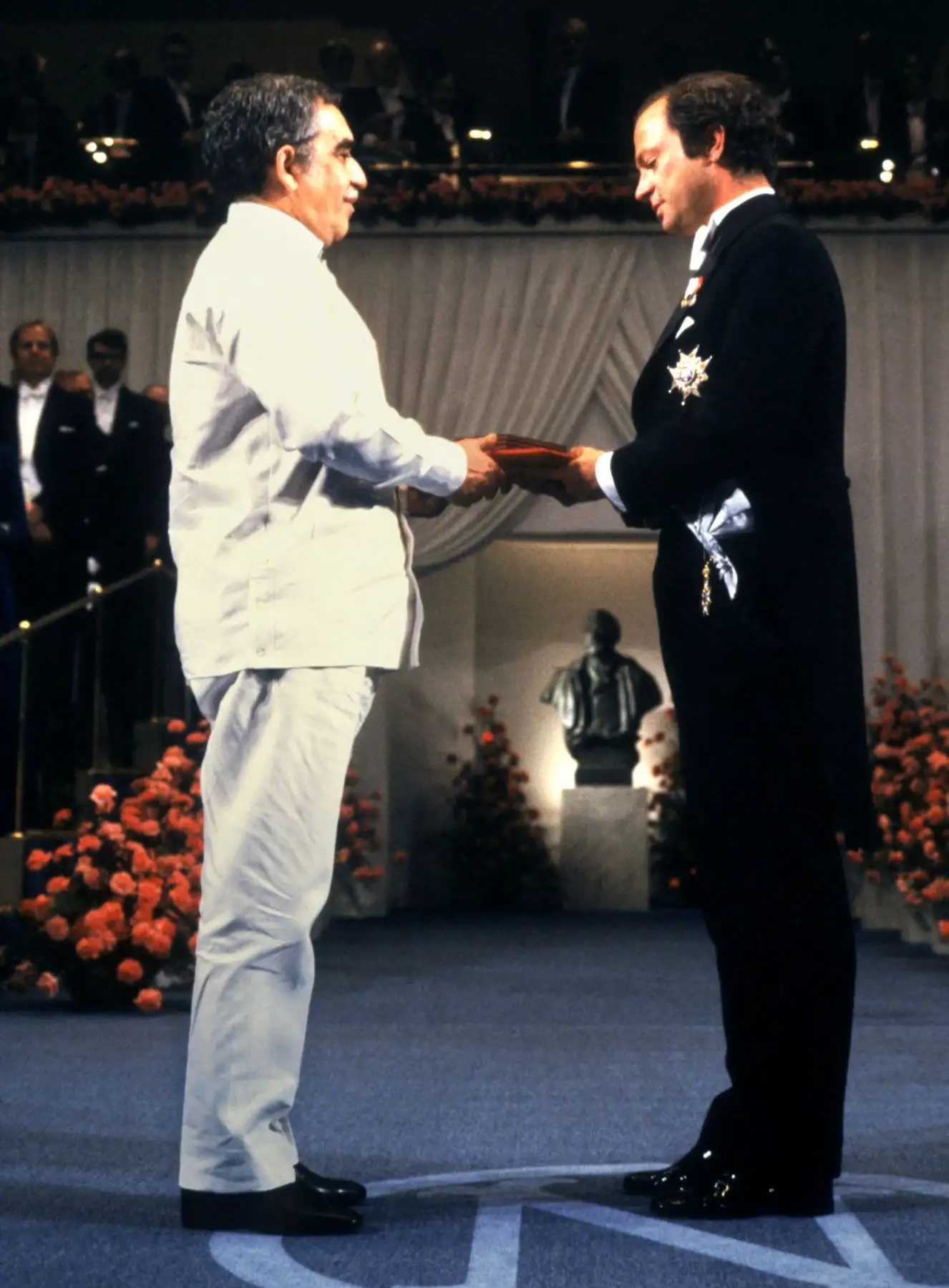 El escritor colombiano Gabriel García Márquez recibe el Premio Nobel de Literatura el 10 de diciembre de 1982 en Estocolmo. Foto: AFP