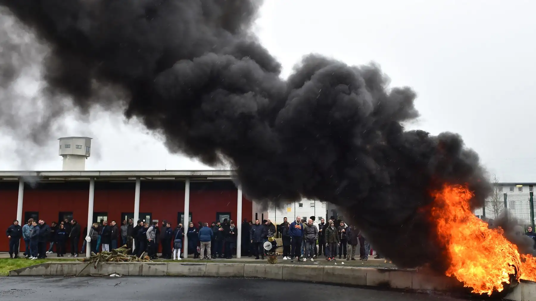 Protestas frente al centro penitenciario de Alencon, un día después de que un recluso hiriera a dos guardias en una prisión en Francia. Foto: AFP