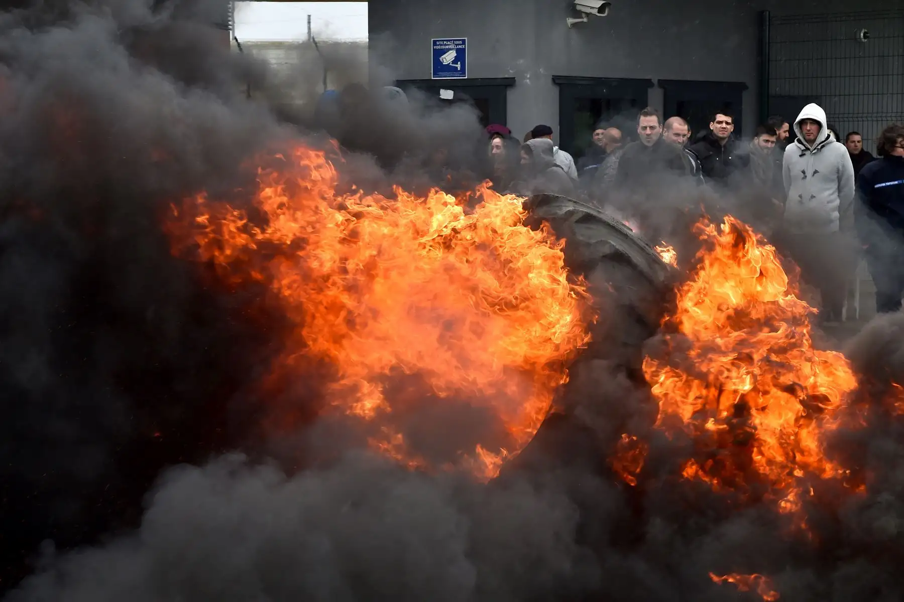 Protestas frente al centro penitenciario de Alencon, un día después de que un recluso hiriera a dos guardias en una prisión en Francia. Foto: AFP