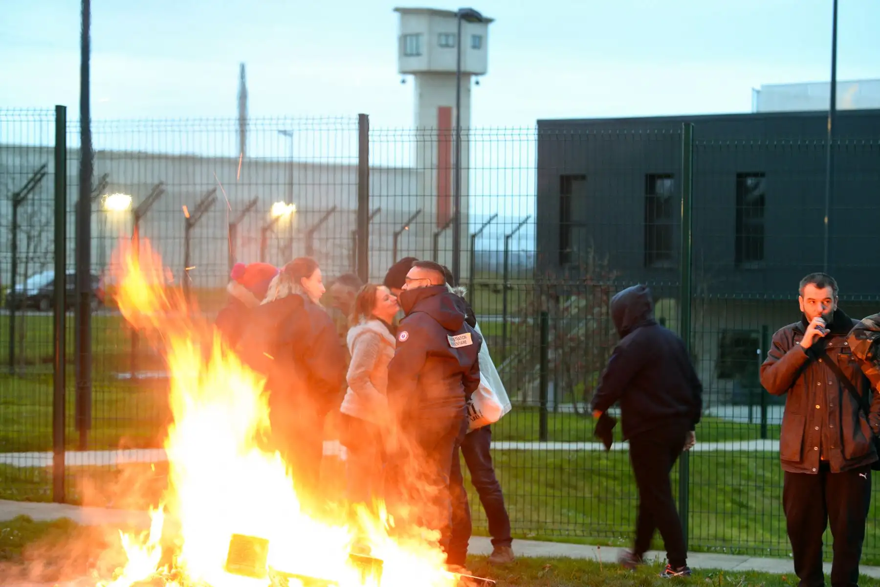 Protestas frente al centro penitenciario de Alencon, un día después de que un recluso hiriera a dos guardias en una prisión en Francia. Foto: AFP