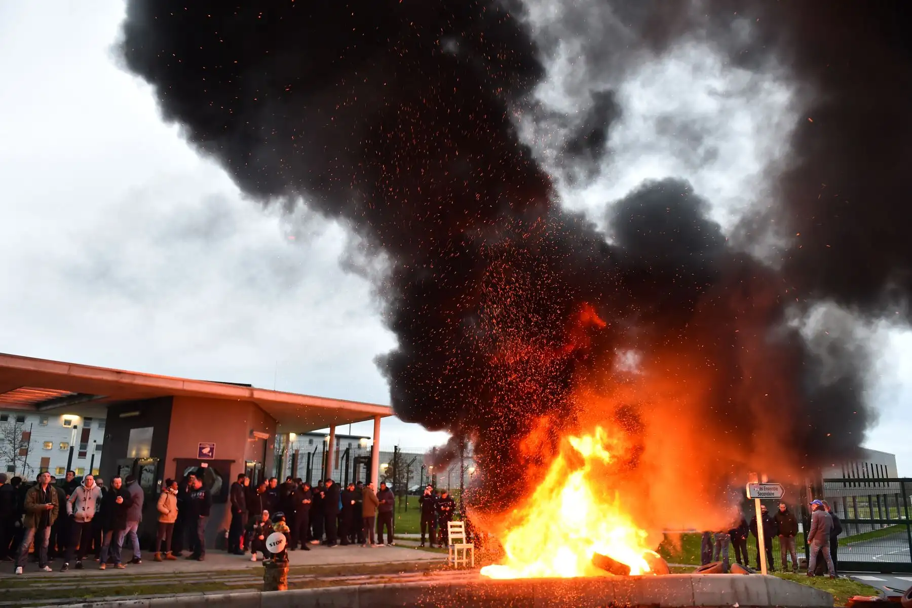 Protestas frente al centro penitenciario de Alencon, un día después de que un recluso hiriera a dos guardias en una prisión en Francia. Foto: AFP
