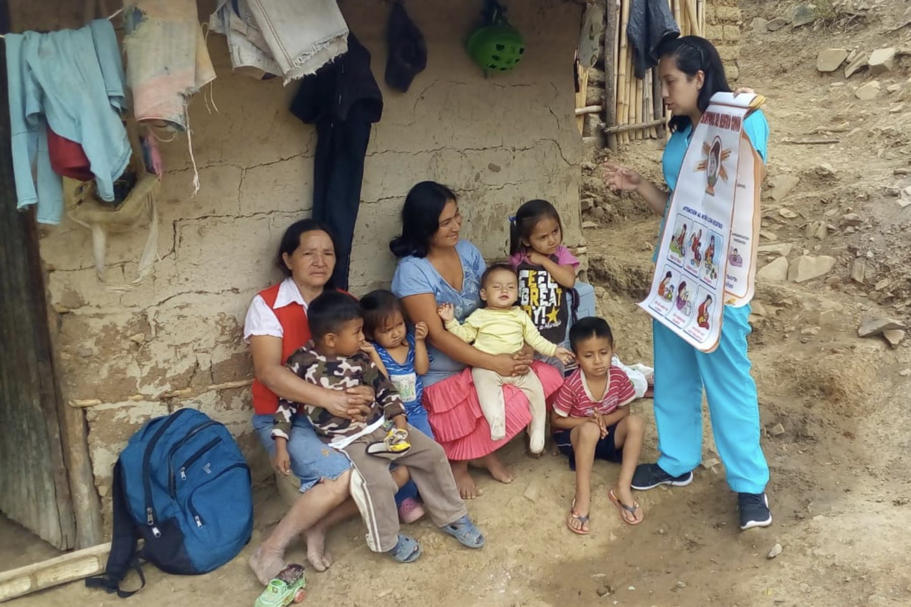 Edid Aurora Chumacero Holguín, la enfermera heroína, en pleno trabajo con las mujeres y sus hijos e hijas del caserío Linderos de Maray en Morropón, Piura. ANDINA/Difusión