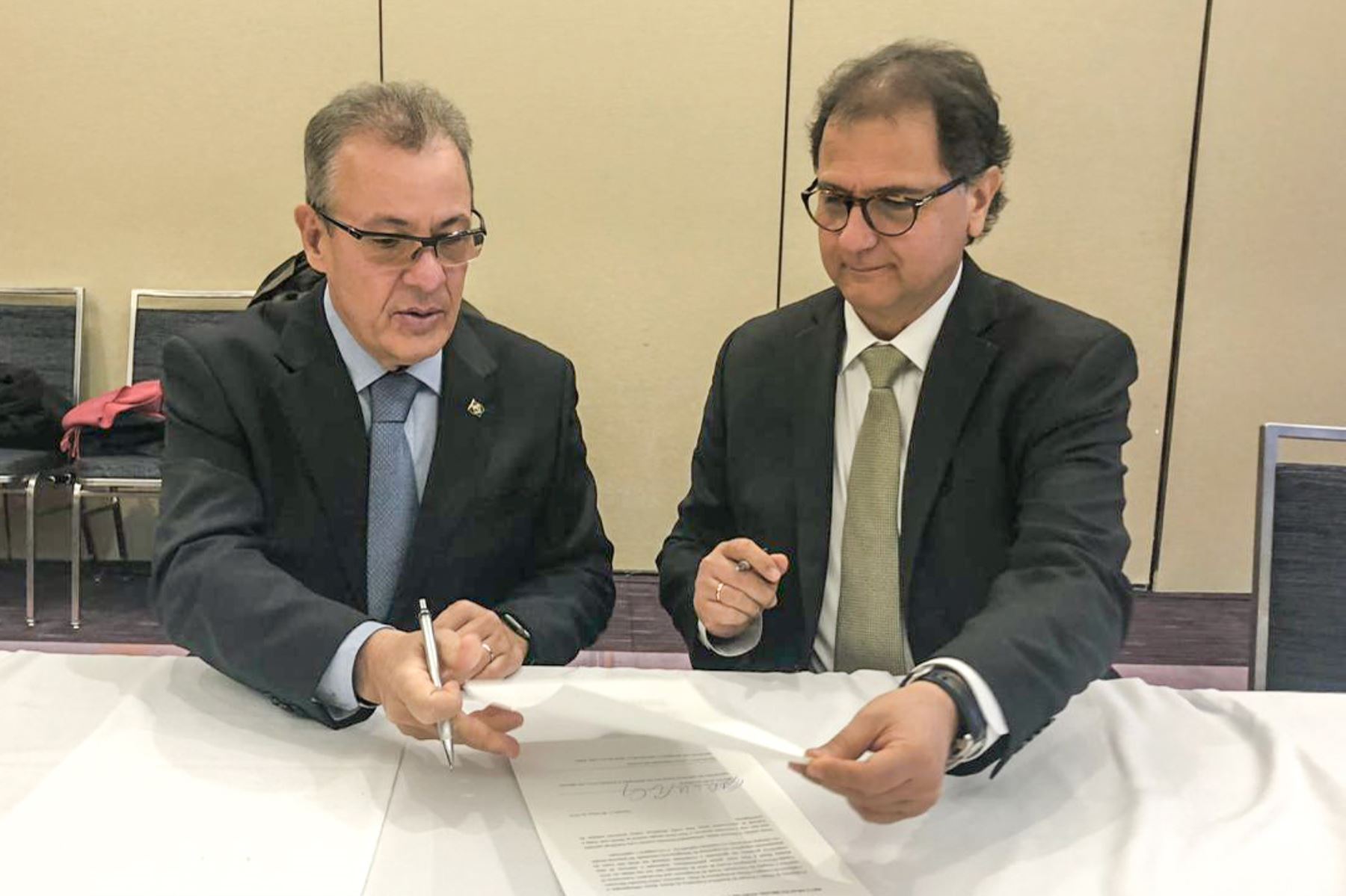 Ministros de Energía y Minas de Brasil, Bento Alburquerque y Perú, Francisco Ísmodes, firman convenio a favor de la pequeña minería. Foto: Cortesía.
