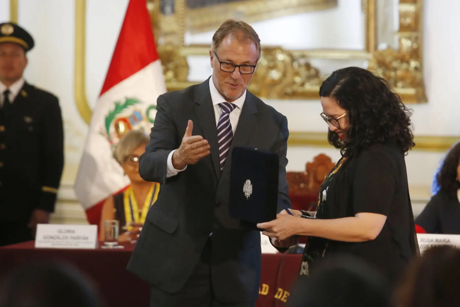 Alcalde Jorge Muñoz, otorga Premio Lima 2019 a la artista Wendy Ramon. La municipalidad de Lima reconoció el talento artístico, la trayectoria profesional, el ejemplo de vida y la promoción cultural, así como el emprendimiento, la preservación del arte ancestral y la innovación. Foto: ANDINA/Nathalie Sayago