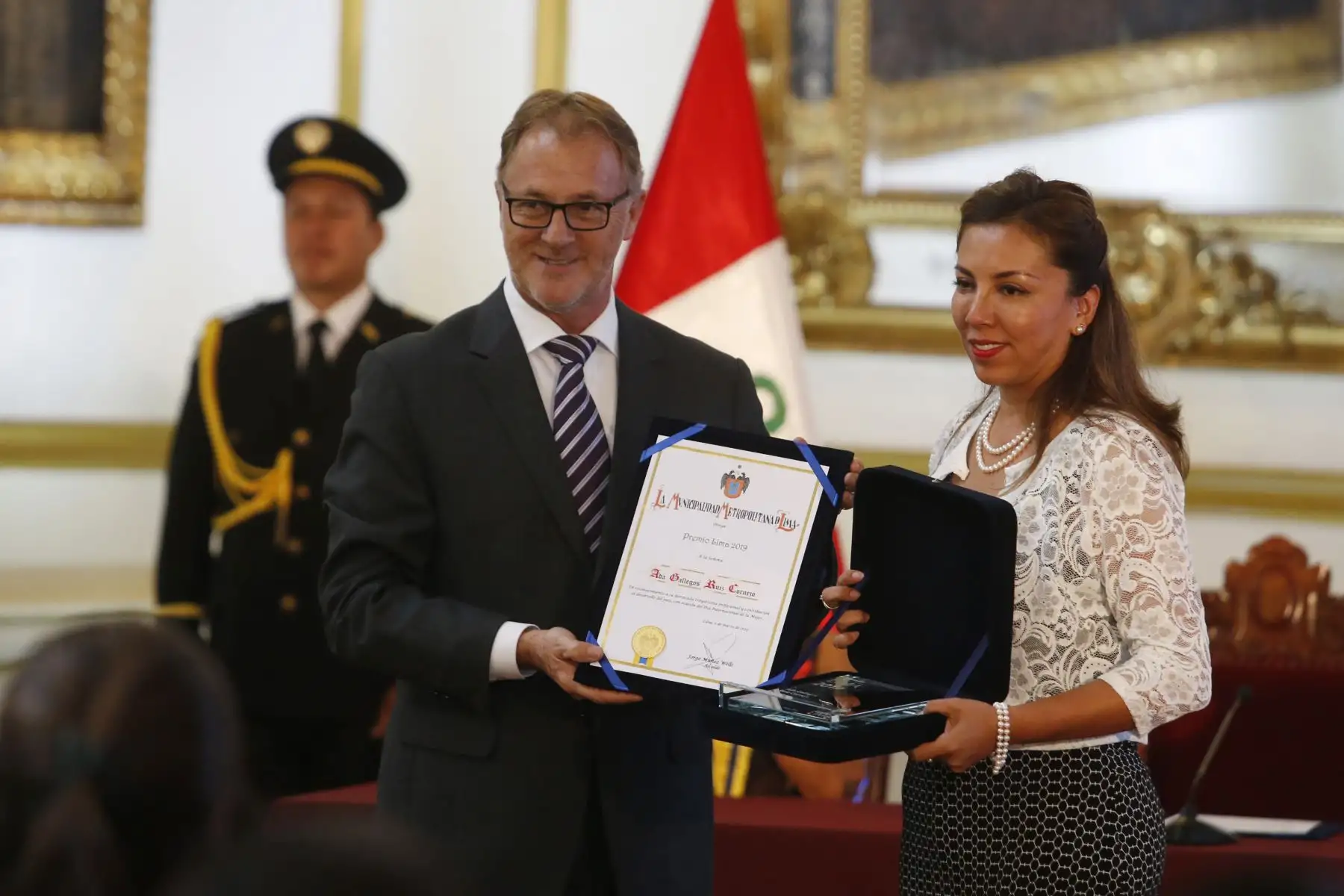 Alcalde Jorge Muñoz, otorga Premio Lima 2019 a adminisytradora pública Ada Gallegos Ruíz-Cornejo. La municipalidad de Lima reconoció el talento artístico, la trayectoria profesional, el ejemplo de vida y la promoción cultural, así como el emprendimiento, la preservación del arte ancestral y la innovación. Foto: ANDINA/Nathalie Sayago