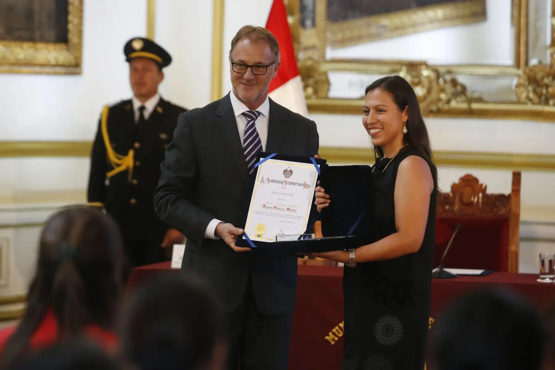 Alcalde Jorge Muñoz, otorga Premio Lima 2019 a empresaria Azucena Gutiérrez. La municipalidad de Lima reconoció el talento artístico, la trayectoria profesional, el ejemplo de vida y la promoción cultural, así como el emprendimiento, la preservación del arte ancestral y la innovación. Foto: ANDINA/Nathalie Sayago