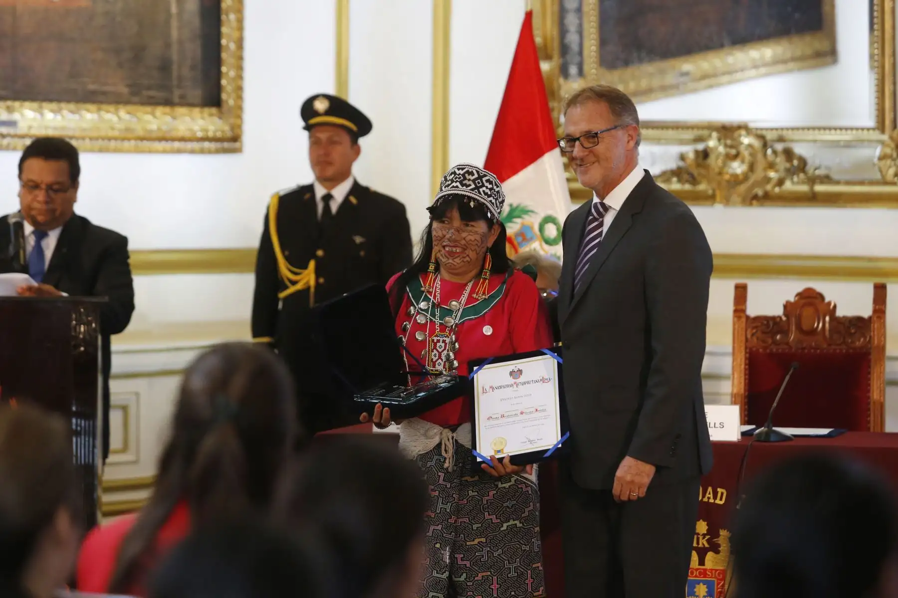 Alcalde Jorge Muñoz, otorga Premio Lima 2019 a la lideresa Shipiba Olinda Reshinjabe Inuma. La municipalidad de Lima reconoció el talento artístico, la trayectoria profesional, el ejemplo de vida y la promoción cultural, así como el emprendimiento, la preservación del arte ancestral y la innovación. Foto: ANDINA/Nathalie Sayago