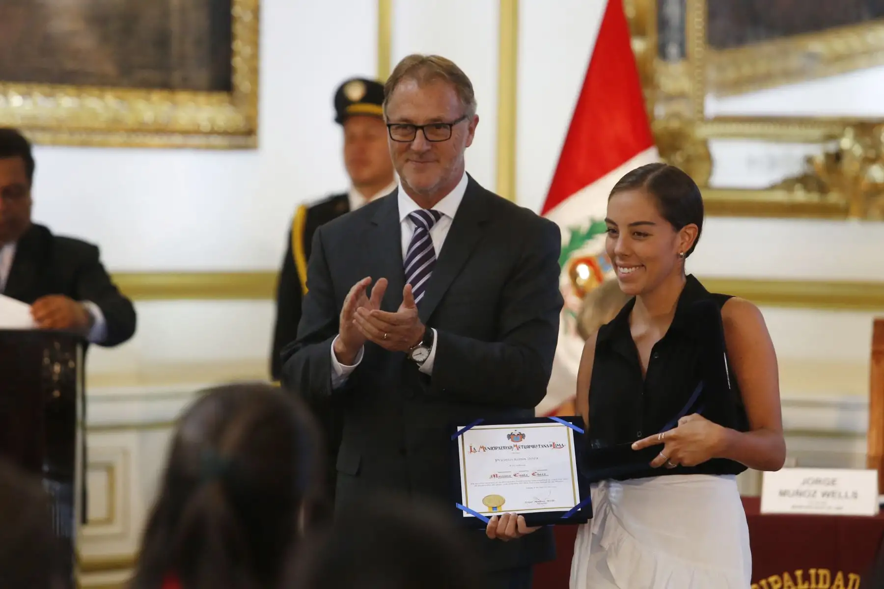 Alcalde Jorge Muñoz, otorga Premio Lima 2019 a la representante de Mariana Costa, creadora de Laboratoria. La municipalidad de Lima reconoció el talento artístico, la trayectoria profesional, el ejemplo de vida y la promoción cultural, así como el emprendimiento, la preservación del arte ancestral y la innovación. Foto: ANDINA/Nathalie Sayago