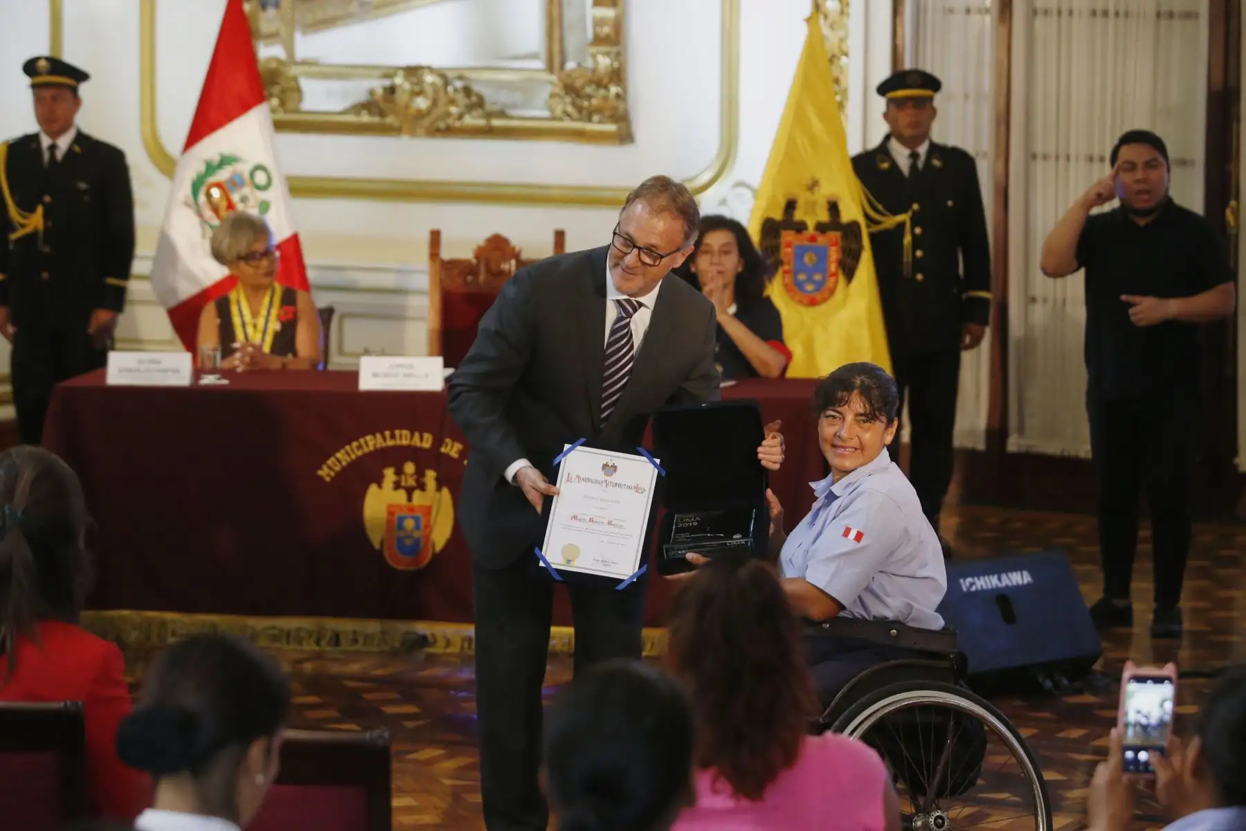 Alcalde Jorge Muñoz, otorga Premio Lima 2019 a Magaly Ramírez, integrante del serenazgo de Lima. La municipalidad de Lima reconoció el talento artístico, la trayectoria profesional, el ejemplo de vida y la promoción cultural, así como el emprendimiento, la preservación del arte ancestral y la innovación. Foto: ANDINA/Nathalie Sayago