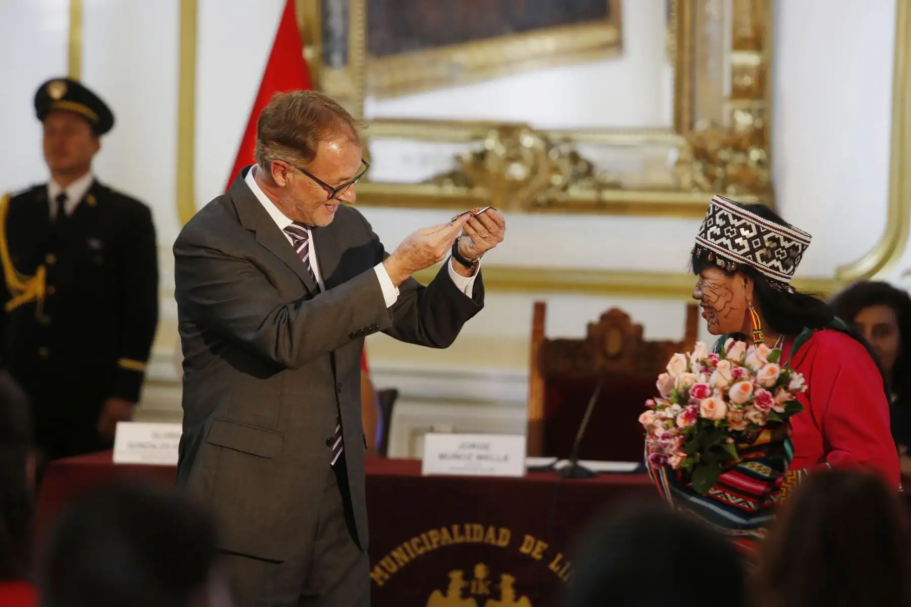 Alcalde Jorge Muñoz, otorga ramo de rosas a la lideresa Shipiba Olinda Reshinjabe Inuma.  La municipalidad de Lima reconoció el talento artístico, la trayectoria profesional, el ejemplo de vida y la promoción cultural, así como el emprendimiento, la preservación del arte ancestral y la innovación. Foto: ANDINA/Nathalie Sayago
