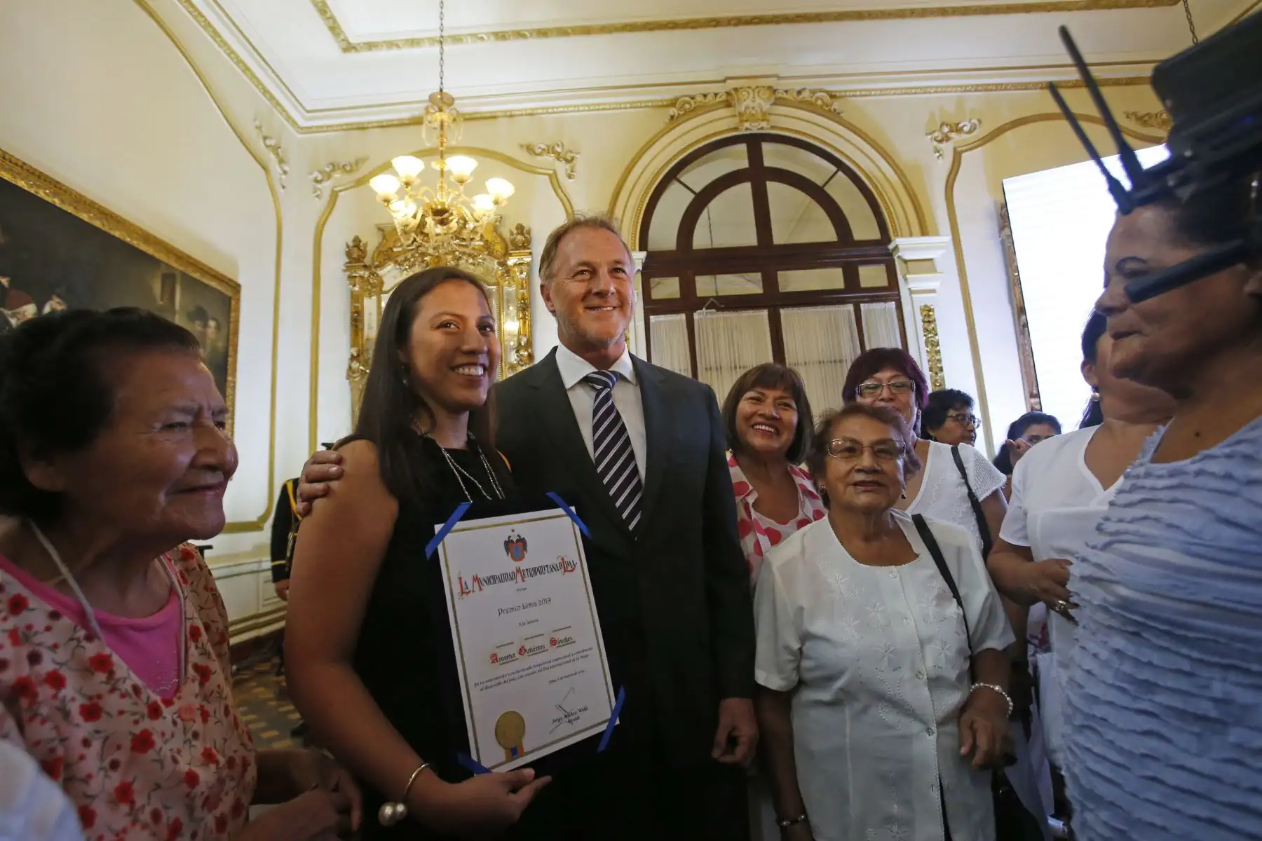 Alcalde Jorge Muñoz, otorga Premio Lima 2019 a siete mujeres ejemplares. La municipalidad de Lima reconoció el talento artístico, la trayectoria profesional, el ejemplo de vida y la promoción cultural, así como el emprendimiento, la preservación del arte ancestral y la innovación. Foto: ANDINA/Nathalie Sayago