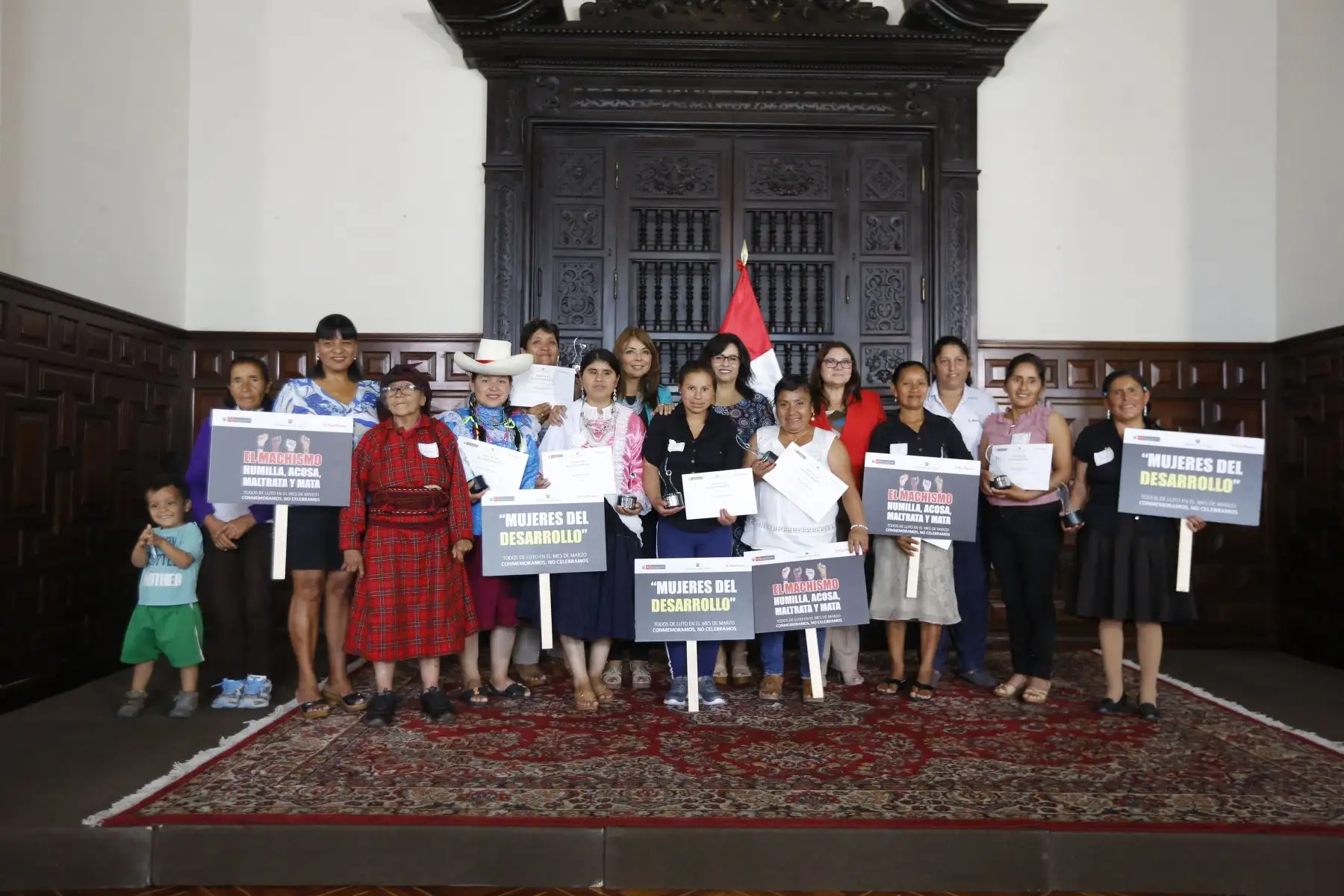 Por el  Día Internacional de la Mujer, la educadora y primera dama, Maribel Díaz Cabello participó en la ceremonia de reconocimiento a diez mujeres pertenecientes a programas sociales. Foto: ANDINA/ Prensa Presidencia