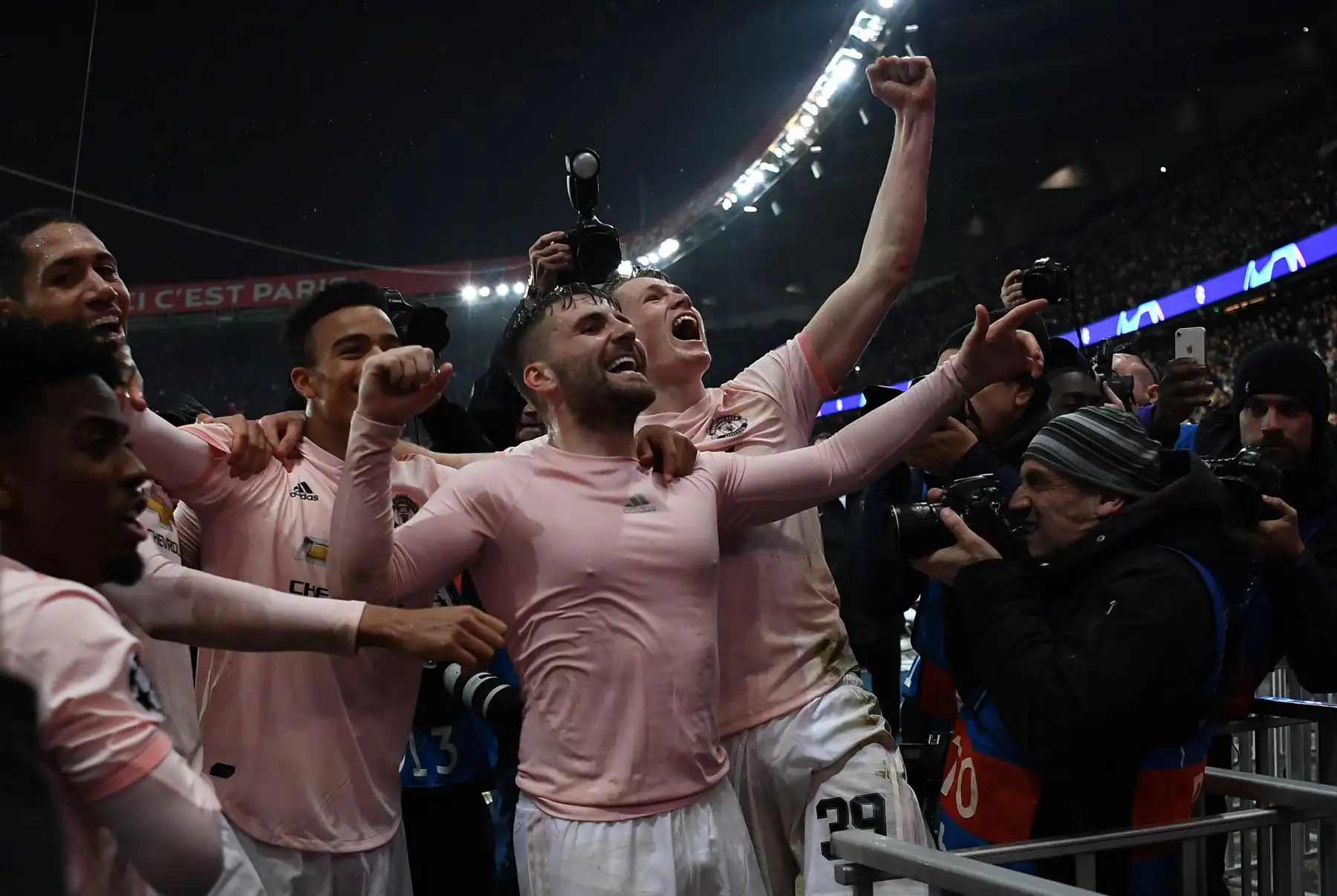 Futbolistas del Manchester United celebran la final de la ronda de la UEFA Champions League. Foto: AFP