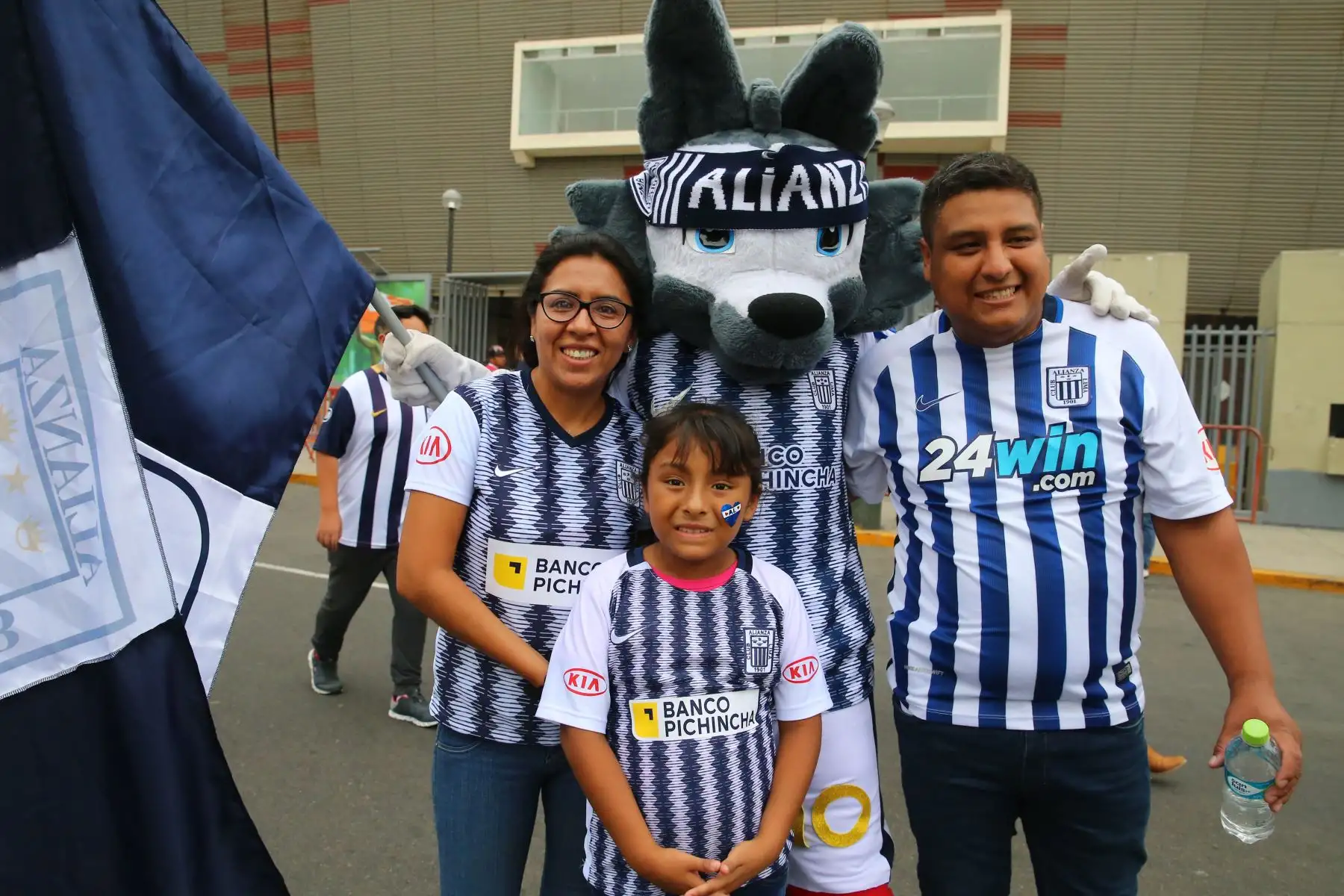 Hinchas llegan al Estadio Nacional para el partido entre Alianza Lima vs. River Plate por la Copa Libertadores. Foto: ANDINA/ Vidal Tarqui