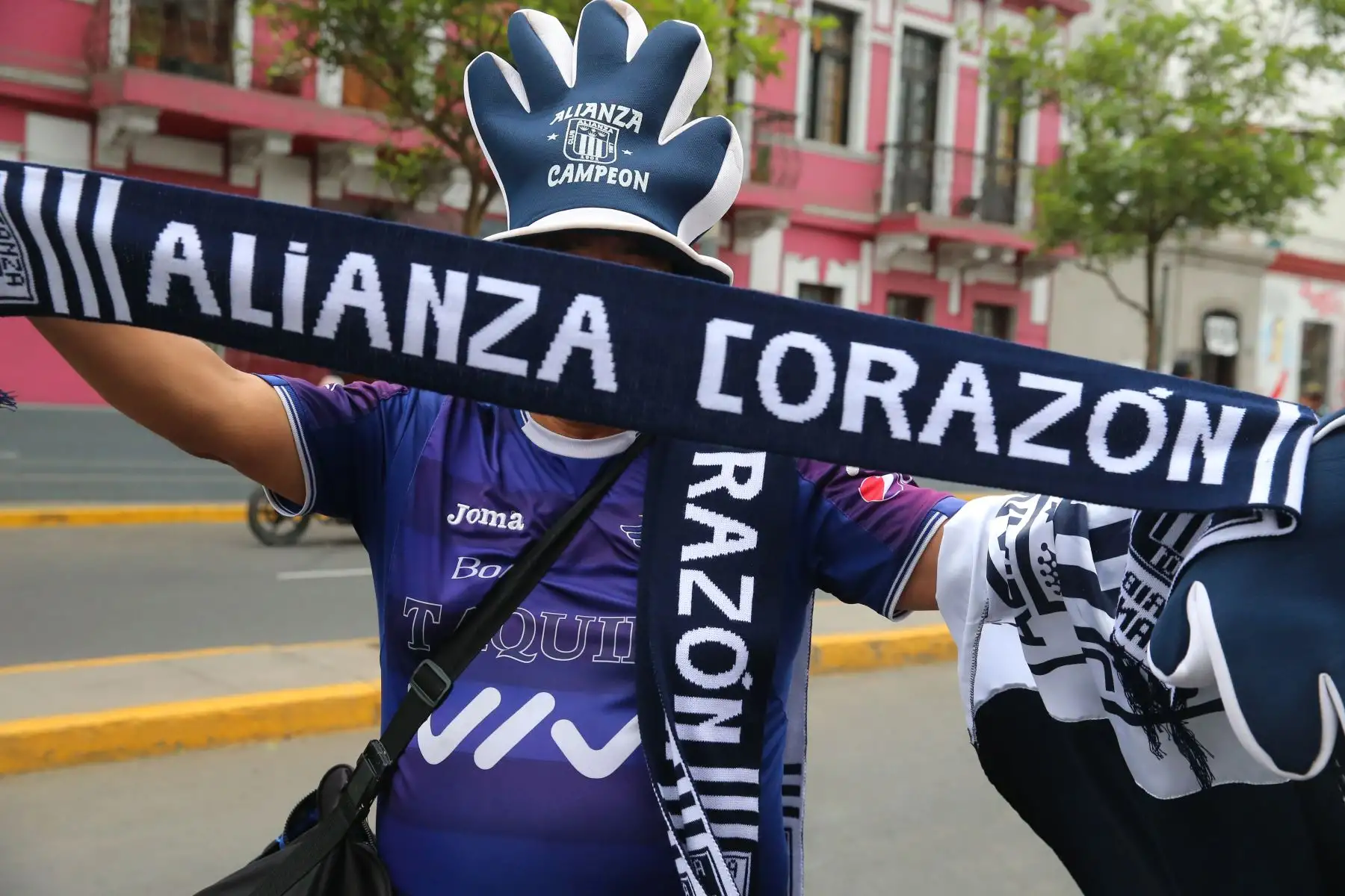 Hinchas llegan al Estadio Nacional para el partido entre Alianza Lima vs. River Plate por la Copa Libertadores. Foto: ANDINA/ Vidal Tarqui