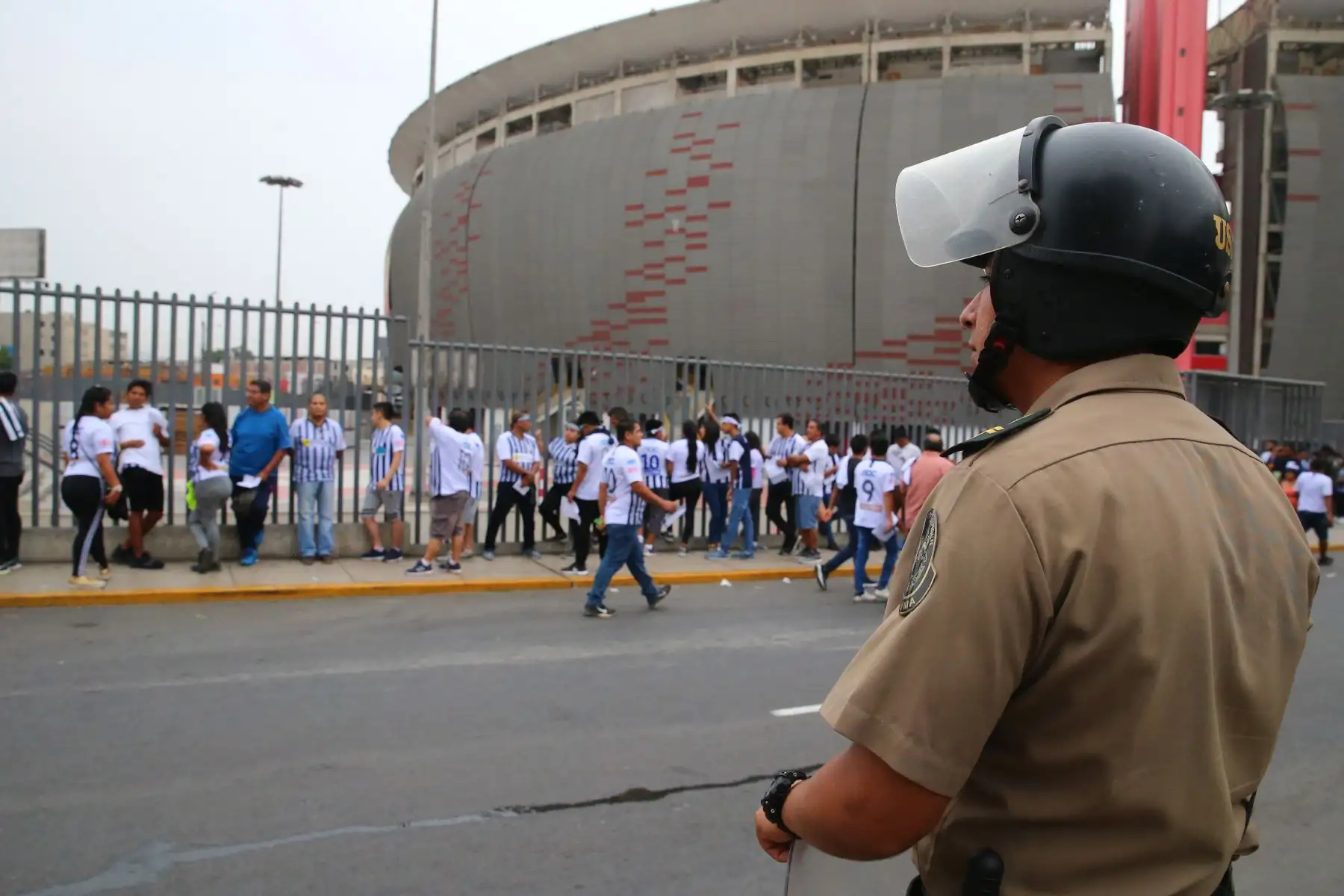 Hinchas llegan al Estadio Nacional para el partido entre Alianza Lima vs. River Plate por la Copa Libertadores. Foto: ANDINA/ Vidal Tarqui
