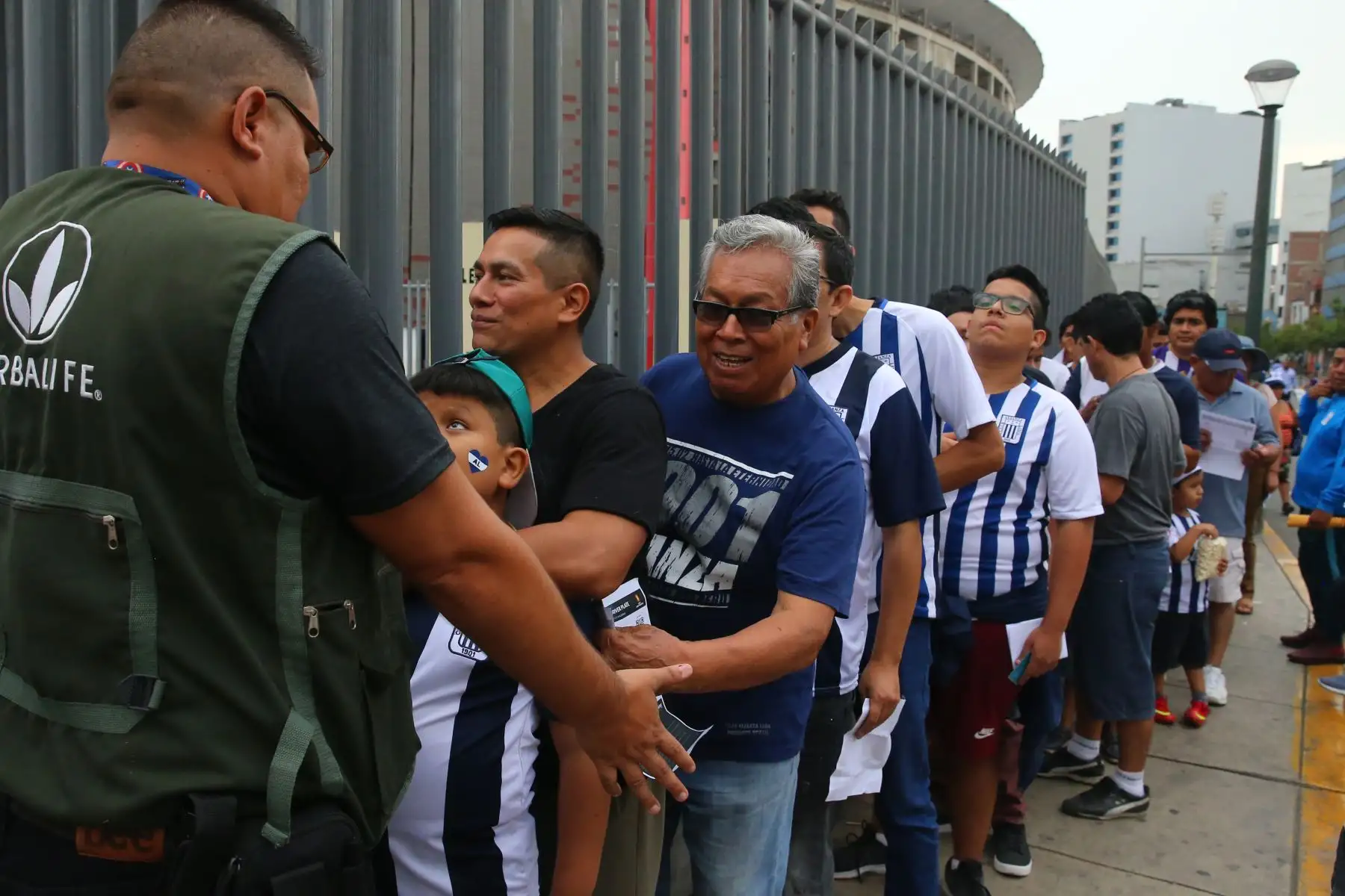 Hinchas llegan al Estadio Nacional para el partido entre Alianza Lima vs. River Plate por la Copa Libertadores. Foto: ANDINA/ Vidal Tarqui