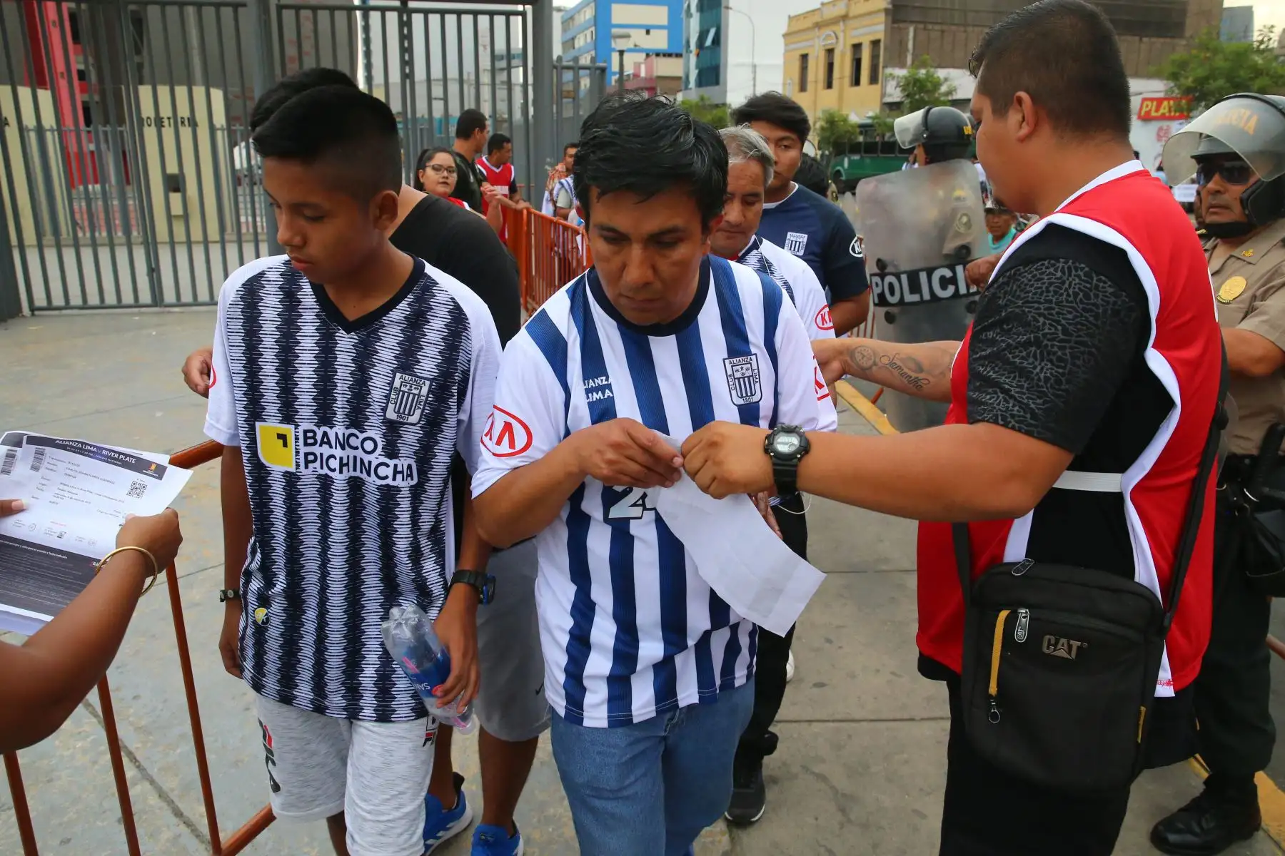 Hinchas llegan al Estadio Nacional para el partido entre Alianza Lima vs. River Plate por la Copa Libertadores. Foto: ANDINA/ Vidal Tarqui