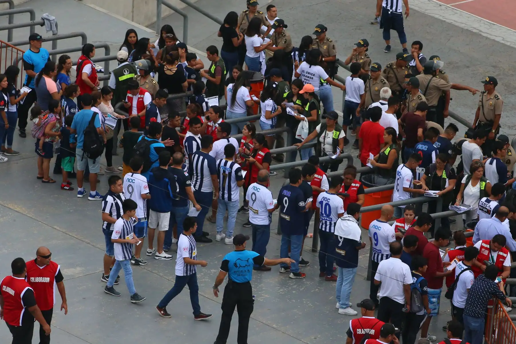 Hinchas llegan al Estadio Nacional para el partido entre Alianza Lima vs. River Plate por la Copa Libertadores. Foto: ANDINA/ Vidal Tarqui
