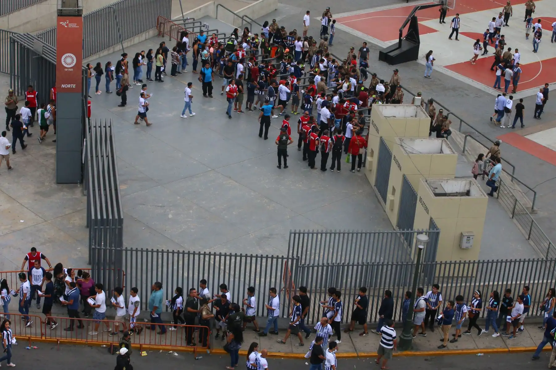 Hinchas llegan al Estadio Nacional para el partido entre Alianza Lima vs. River Plate por la Copa Libertadores. Foto: ANDINA/ Vidal Tarqui