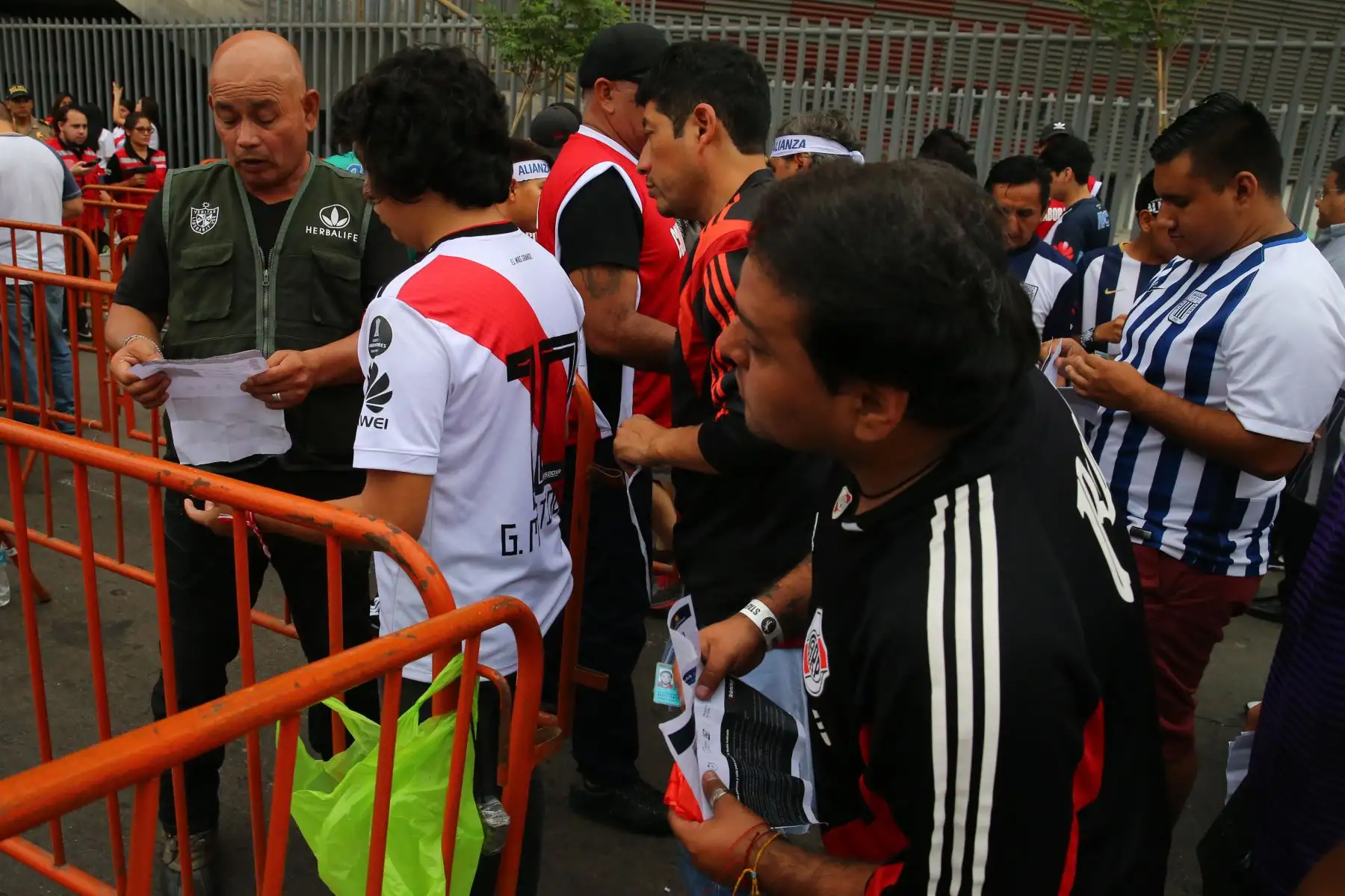 Hinchas llegan al Estadio Nacional para el partido entre Alianza Lima vs. River Plate por la Copa Libertadores. Foto: ANDINA/ Vidal Tarqui