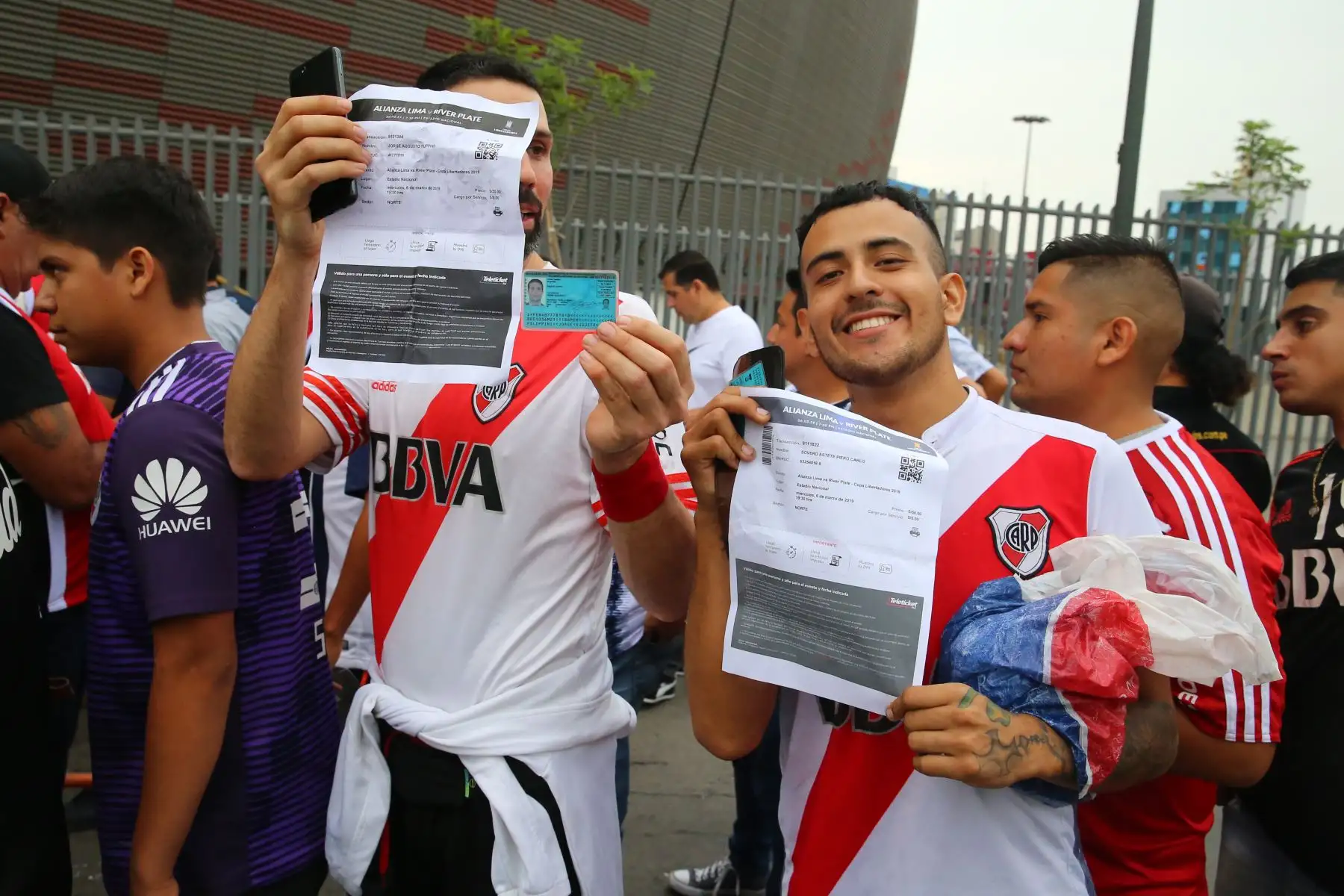Hinchas llegan al Estadio Nacional para el partido entre Alianza Lima vs. River Plate por la Copa Libertadores. Foto: ANDINA/ Vidal Tarqui