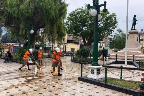 Un contingente de la Sétima Brigada de Infantería de Lambayeque apoyó hoy en el barrido de las calles y parques de la ciudad de Chiclayo.