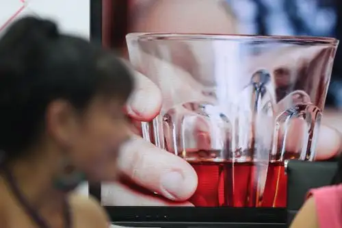 Consumo de alcohol aumenta en mujeres, y Alcohólicos Anónimos es una alternativa de recuperación para ellas, afirman. ANDINA/Melina Mejía
