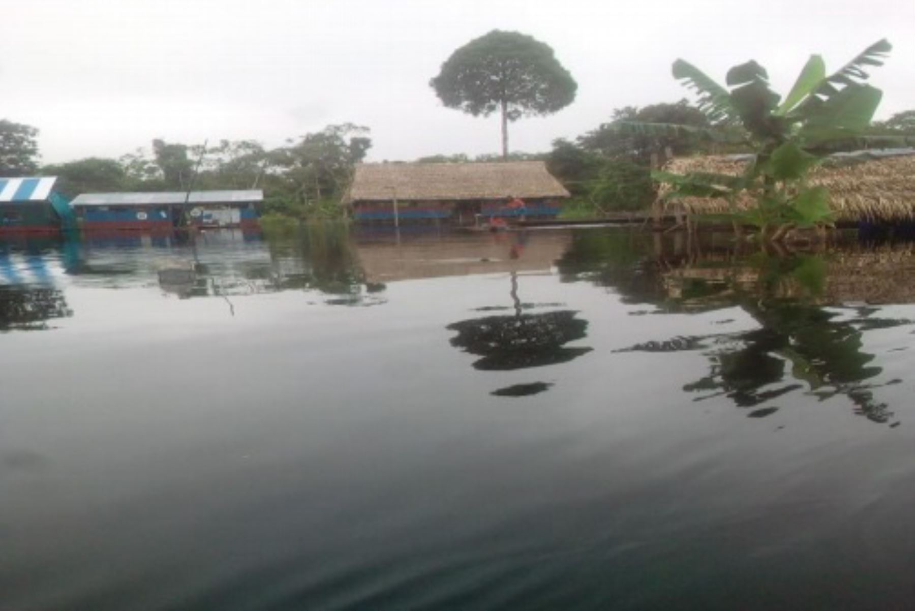 Según el reporte preliminar del COEN, 14 instituciones educativas fueron afectadas por la inundación en el distrito de Urarinas, región Loreto.