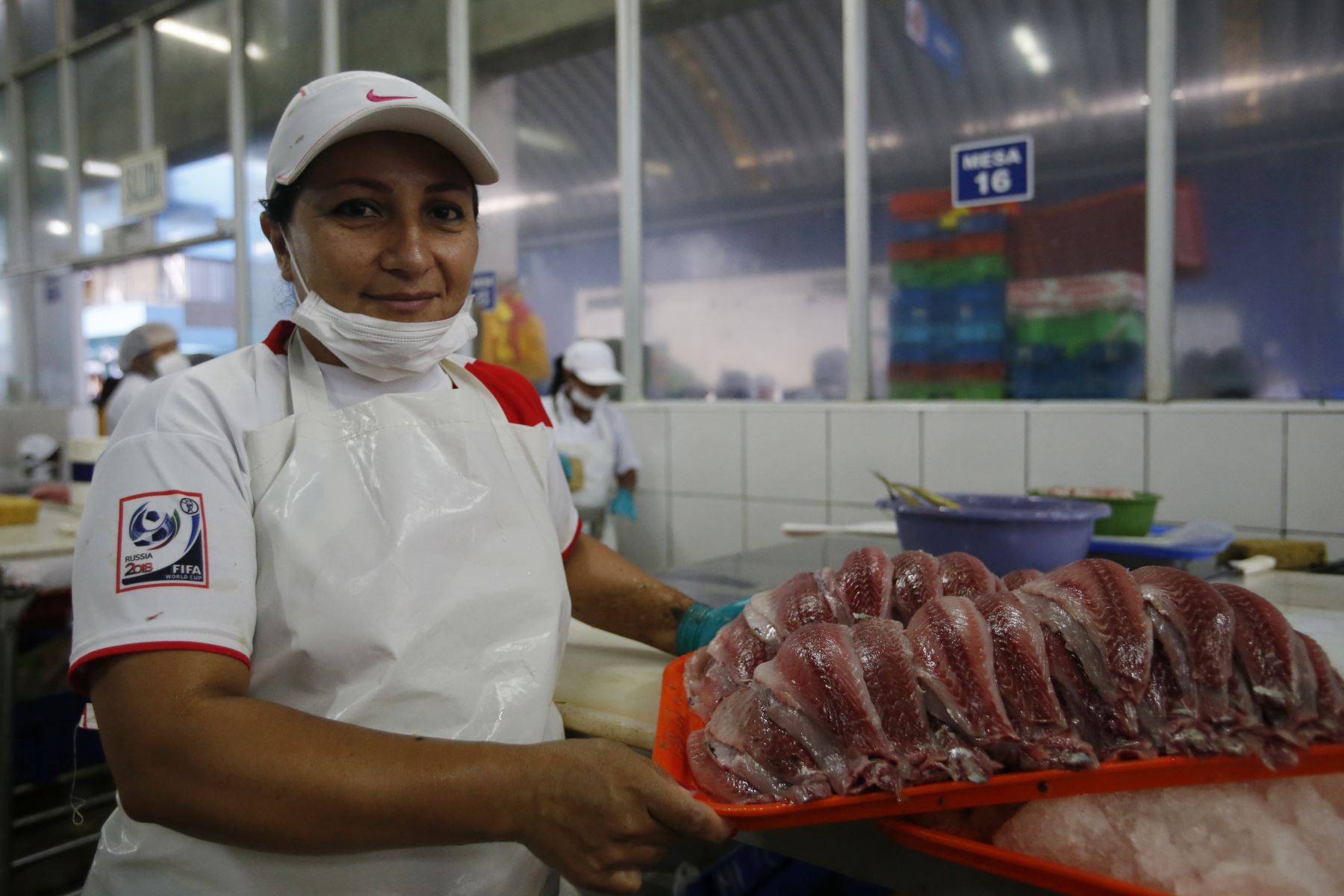 Dalila puede llegar a filetear más de 210 kilos de pescado solo en un día. Foto: ANDINA/Nathalie Sayago
