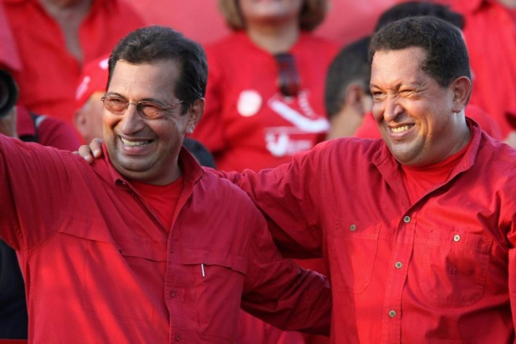 Adán Chávez junto a su hermano, el fallecido presidente venezolano Hugo Chávez. Foto: AFP.
