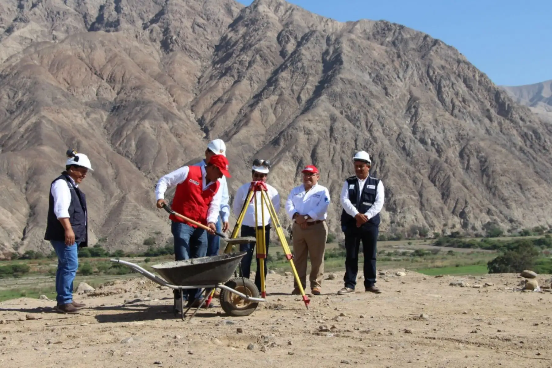 El Muni Ejecutivo que se realiza en Ica permitió concretar diversas acciones en beneficio de la población de las provincias de dicha región. Una de ellas es el inicio del afianzamiento hídrico de la cuenca Río Grande-Santa Cruz-Palpa, obra que demanda una inversión total de 342 millones 712,777 soles cuya ejecución demandará tres años.