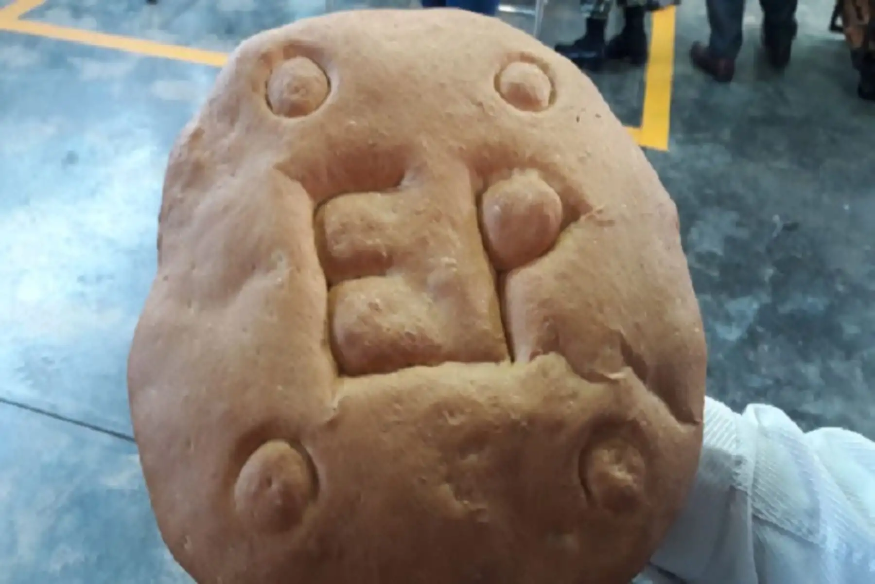 Gracias a una alianza estratégica entre el Ejército del Perú, la Sociedad Nacional de Industrias y la Asociación Peruana de Empresarios de la Panadería y Pastelería (Aspan) fue lanzado oficialmente el Pan Bicentenario, un alimento altamente nutritivo que será distribuido a las zonas más afectadas por los desastres naturales de nuestro país., para ayudar a los afectados.