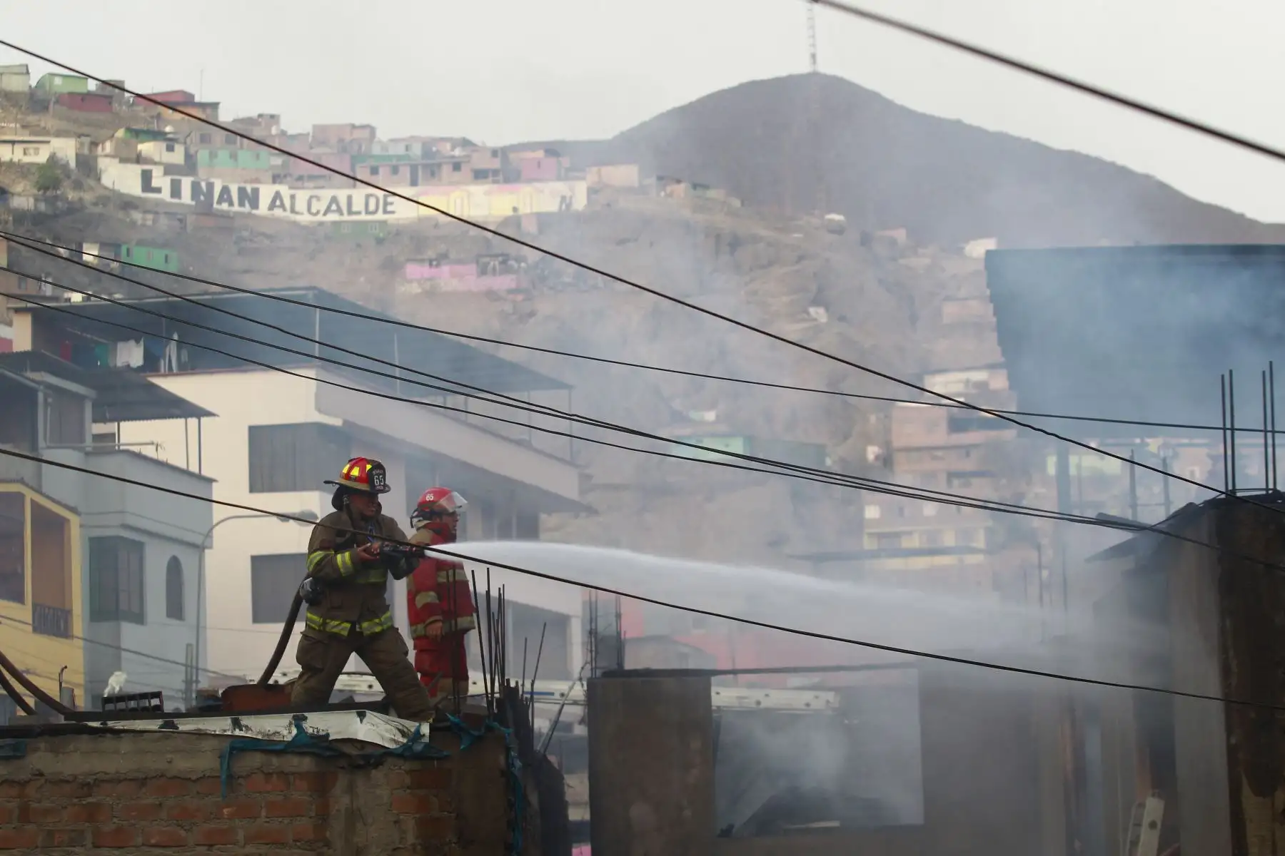 Bomberos controlan incendio de grandes proporciones en fabrica de zapatos en el distrito de Rimac. Foto: ANDINA/Eddy Ramos