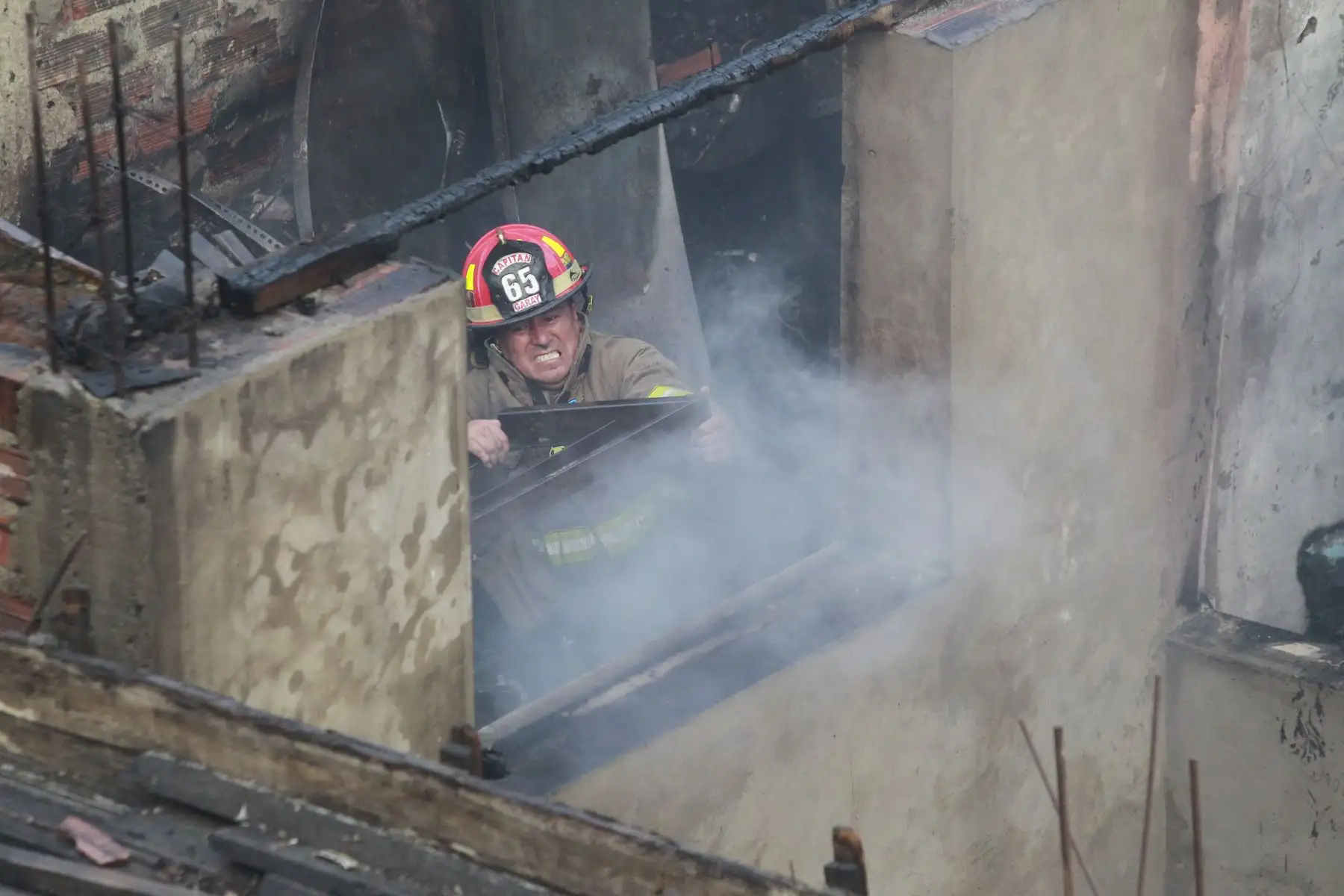 Bomberos controlan incendio de grandes proporciones en fabrica de zapatos en el distrito de Rimac. Foto: ANDINA/Eddy Ramos