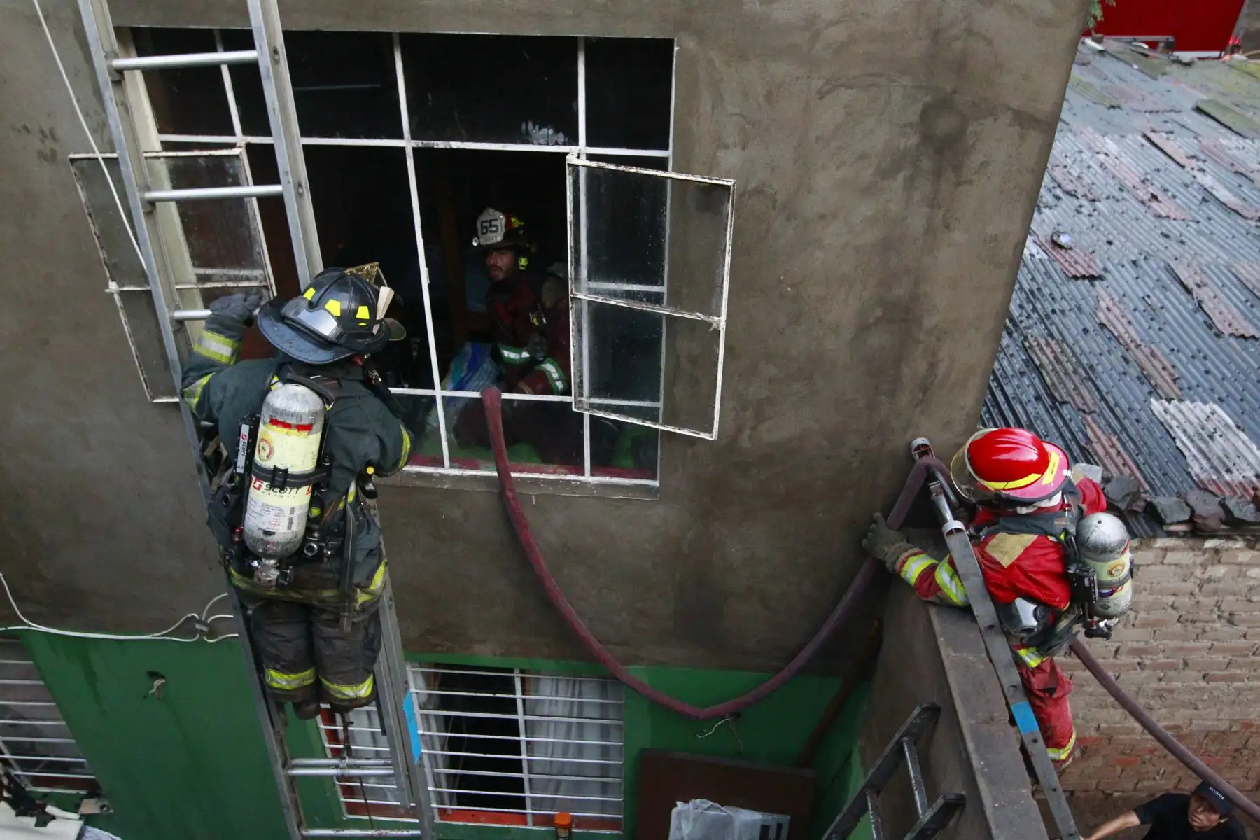 Bomberos controlan incendio de grandes proporciones en fabrica de zapatos en el distrito de Rimac. Foto: ANDINA/Eddy Ramos