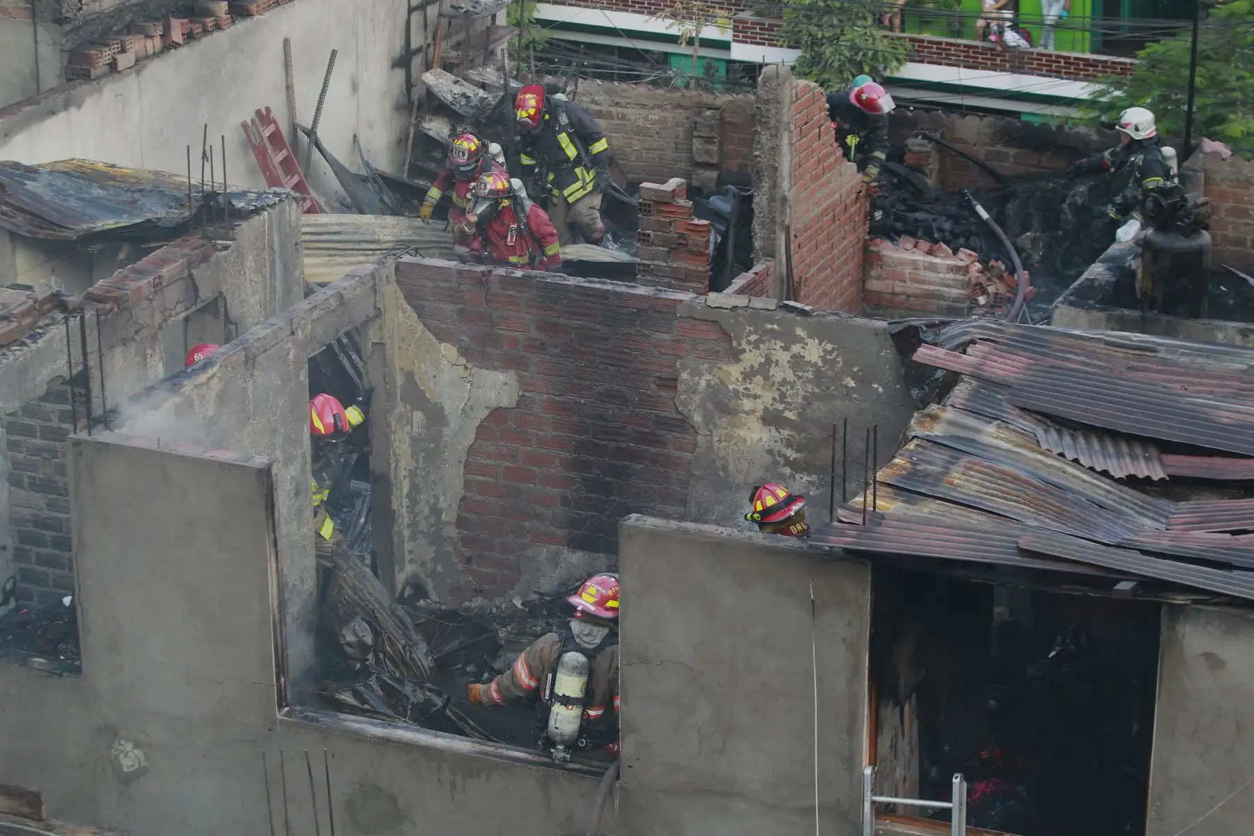 Bomberos controlan incendio de grandes proporciones en fabrica de zapatos en el distrito de Rimac. Foto: ANDINA/Eddy Ramos