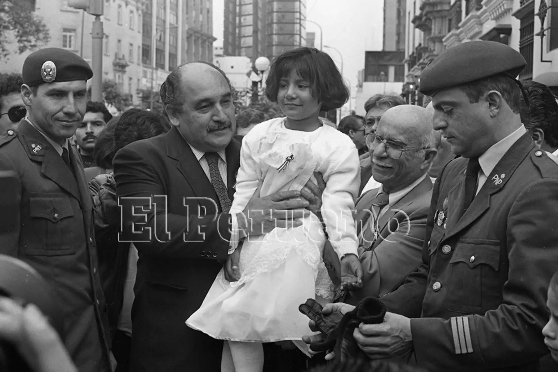 Lima - 18 julio 1993 / El alcalde  Alberto Andrade Carmona y Vanessa Quiroga, niña simbolo de Tarata, participan en la marcha por la paz en Miraflores.