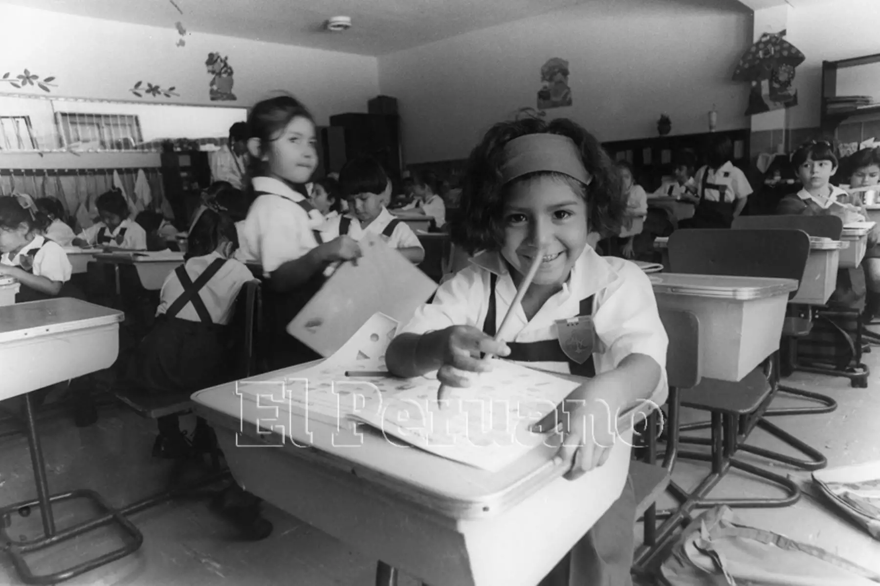 Lima - 1 abril 1993 / Vanessa Quiroga, la niña símbolo de Tarata, en su primer día de clases.
