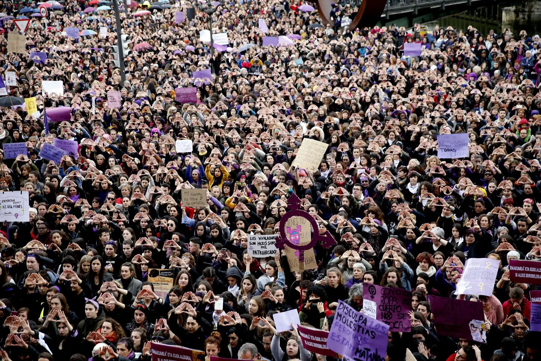Manifestantes con el gesto del feminismo durante la manifestación que ha recorrido este viernes las calles de la capital vizcaína convocada por sindicatos y organizaciones feministas, con motivo del Día Internacional de la Mujer.Foto: EFE