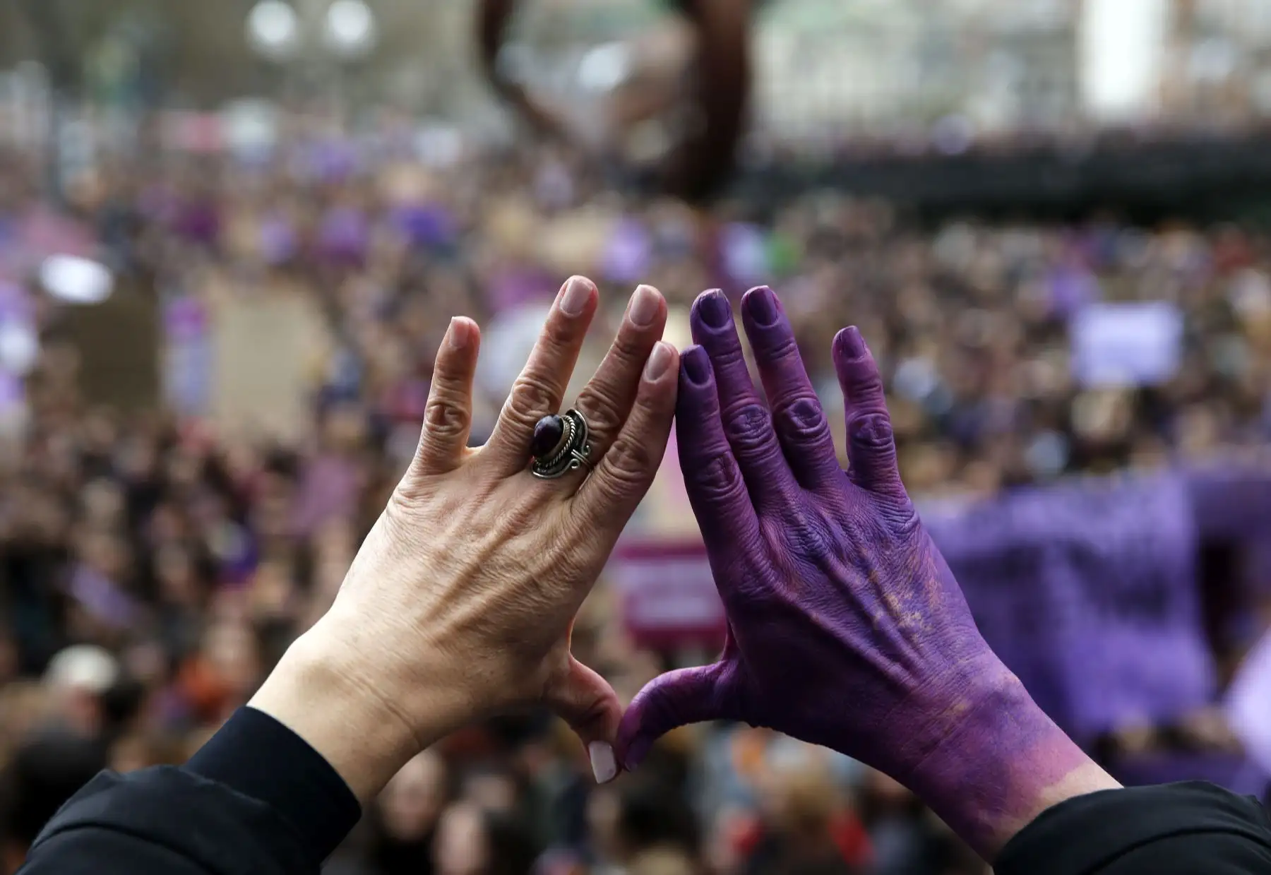 Manifestantes con el gesto del feminismo durante la manifestación que ha recorrido este viernes las calles de la capital vizcaína convocada por sindicatos y organizaciones feministas, con motivo del Día Internacional de la Mujer.Foto: EFE