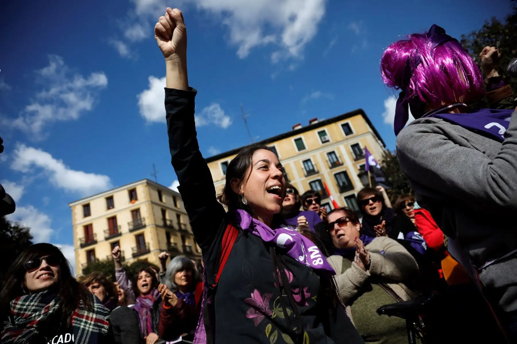Un grupo de mujeres en la plaza de Lavapies participa en la lectura del manifiesto Feminista del 8 de Marzo con motivo del Día Internacional de la Mujer. Foto: EFE